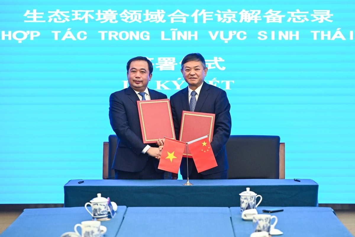 Bộ trưởng Trần Đức Thắng và Bộ trưởng Hoàng Nhuận Thu ký MoU về Hợp tác trong các lĩnh vực sinh thái và môi trường. Ảnh: Tùng Đinh. Bộ trưởng Trần Đức Thắng và Bộ trưởng Hoàng Nhuận Thu ký MoU về Hợp tác trong các lĩnh vực sinh thái và môi trường. Ảnh: Tùng Đinh.