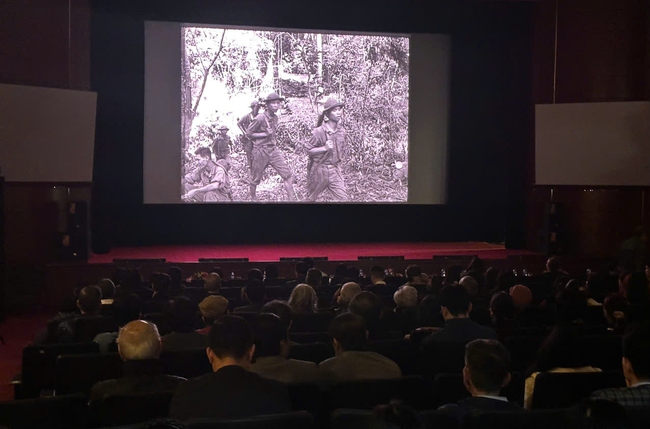 Kh&aacute;n giả trẻ h&agrave;o hứng với những thước phim kinh điển tại rạp Ngọc Kh&aacute;nh - Ảnh 3.