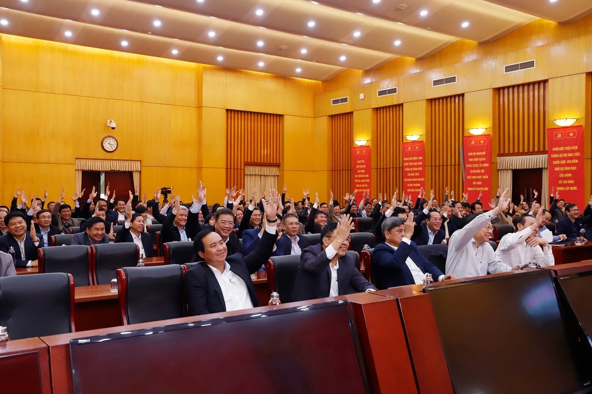 100% cử tri thống nhất th&ocirc;ng qua danh s&aacute;ch nh&acirc;n sự được Bộ N&ocirc;ng nghiệp v&agrave; M&ocirc;i trường giới thiệu ứng cử đại biểu Quốc hội kh&oacute;a XVI. Ảnh: Khương Trung.