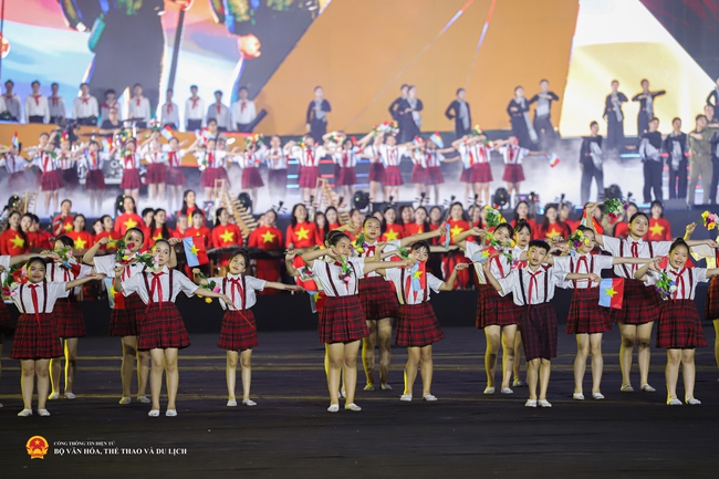 Định hướng ph&aacute;t triển nguồn nh&acirc;n lực ng&agrave;nh văn h&oacute;a trong kỷ nguy&ecirc;n mới theo tinh thần dự thảo văn kiện đại hội đảng lần thứ XIV - Ảnh 3.