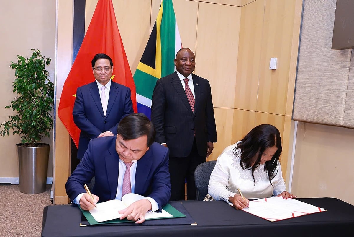 Hai nhà lãnh đạo chứng kiến Lễ ký kết Biên bản ghi nhớ về hợp tác nông nghiệp giữa Bộ Nông nghiệp và Môi trường Việt Nam và Bộ Nông nghiệp Nam Phi. Ảnh: TTXVN. Hai nhà lãnh đạo chứng kiến Lễ ký kết Biên bản ghi nhớ về hợp tác nông nghiệp giữa Bộ Nông nghiệp và Môi trường Việt Nam và Bộ Nông nghiệp Nam Phi. Ảnh: TTXVN.