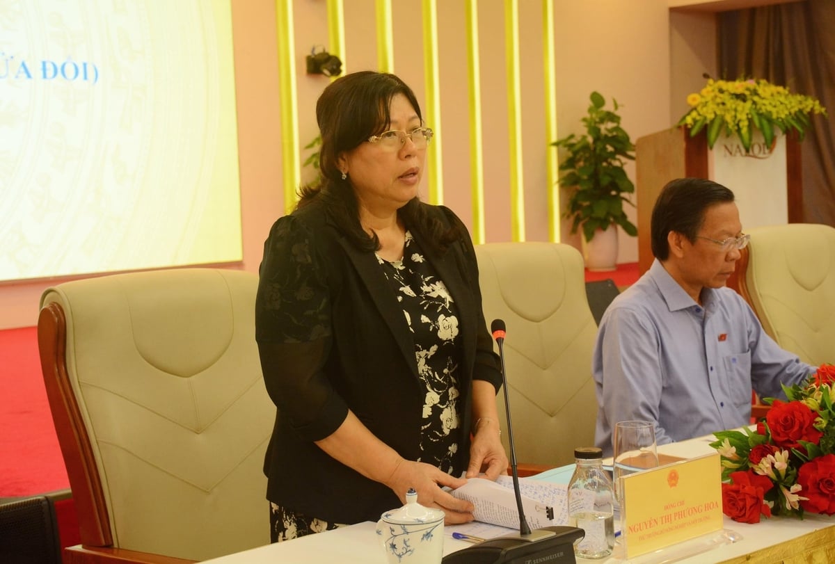 Thứ trưởng Bộ NN-MT Nguyễn Thị Phương Hoa cho biết, Ban soạn thảo nghiêm túc tiếp thu ý kiến từ thực tiễn để hoàn thiện dự thảo luật trước khi lấy ý kiến của Nhân dân. Ảnh: Lan Anh. Thứ trưởng Bộ NN-MT Nguyễn Thị Phương Hoa cho biết, Ban soạn thảo nghiêm túc tiếp thu ý kiến từ thực tiễn để hoàn thiện dự thảo luật trước khi lấy ý kiến của Nhân dân. Ảnh: Lan Anh.
