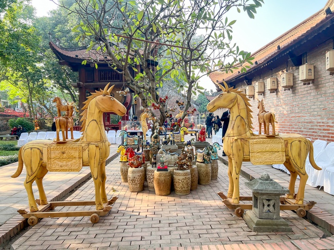 &ldquo;Ngựa về phố&rdquo;: sắc xu&acirc;n B&iacute;nh Ngọ trong kh&ocirc;ng gian Văn Miếu &ndash; Quốc Tử Gi&aacute;m - Ảnh 4.