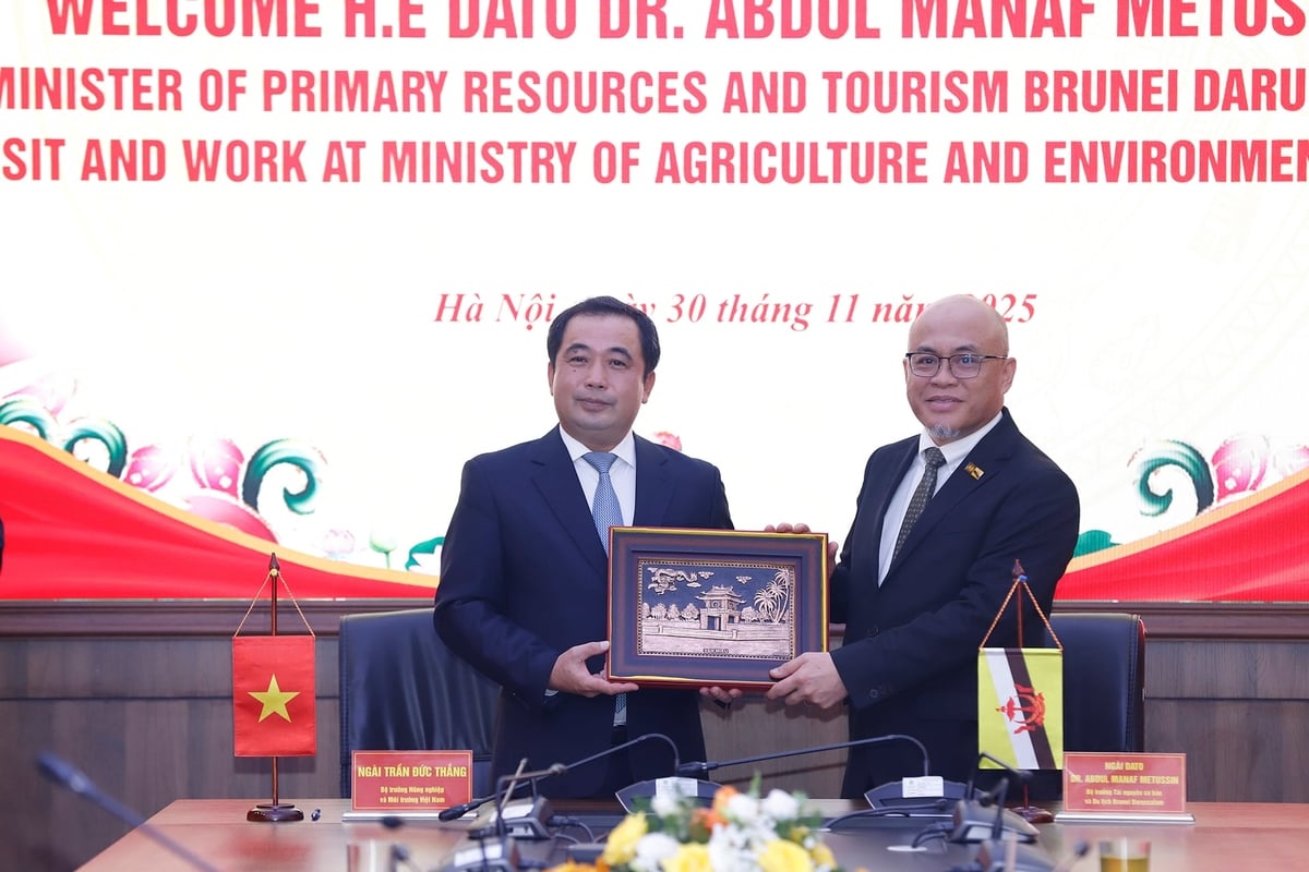 Bộ trưởng Trần Đức Thắng trao quà lưu niệm tới Bộ trưởng Tài nguyên cơ bản và Du lịch Brunei Darussalam Dato DR. Abdul Manaf Metussin trong buổi làm việc với Bộ Nông nghiệp và Môi trường. Ảnh: Khương Trung. Bộ trưởng Trần Đức Thắng trao quà lưu niệm tới Bộ trưởng Tài nguyên cơ bản và Du lịch Brunei Darussalam Dato DR. Abdul Manaf Metussin trong buổi làm việc với Bộ Nông nghiệp và Môi trường. Ảnh: Khương Trung.