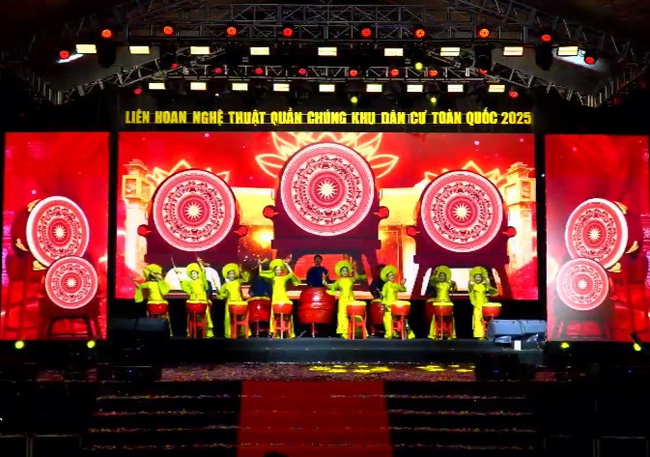 Liên hoan Nghệ thuật quần chúng Khu dân cư toàn quốc 2025: Nghệ sĩ biểu diễn bằng cả trái tim - Ảnh 1. Liên hoan Nghệ thuật quần chúng Khu dân cư toàn quốc 2025: Nghệ sĩ biểu diễn bằng cả trái tim - Ảnh 1.