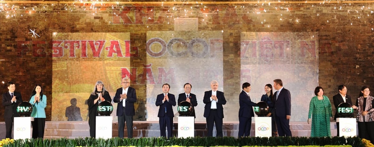 C&aacute;c đại biểu thực hiện nghi thức khai mạc Festival OCOP Việt Nam 2025. Ảnh: Nguyễn Thủy.