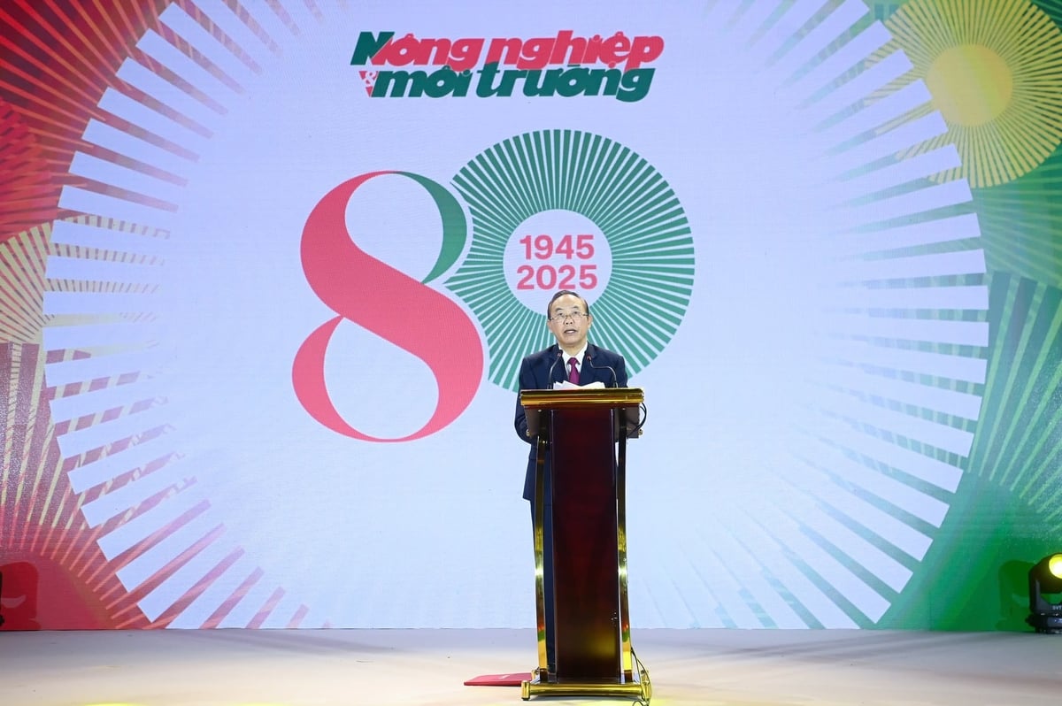 Khẳng định 80 năm là chặng đường đầy tự hào và là nền tảng để tờ báo tiếp tục vươn xa, Thứ trưởng tin tưởng rằng Báo Nông nghiệp và Môi trường sẽ tiếp tục lớn mạnh, xứng đáng là ngọn cờ tiên phong trên mặt trận tư tưởng - văn hóa của ngành. Ảnh: Tùng Đinh.