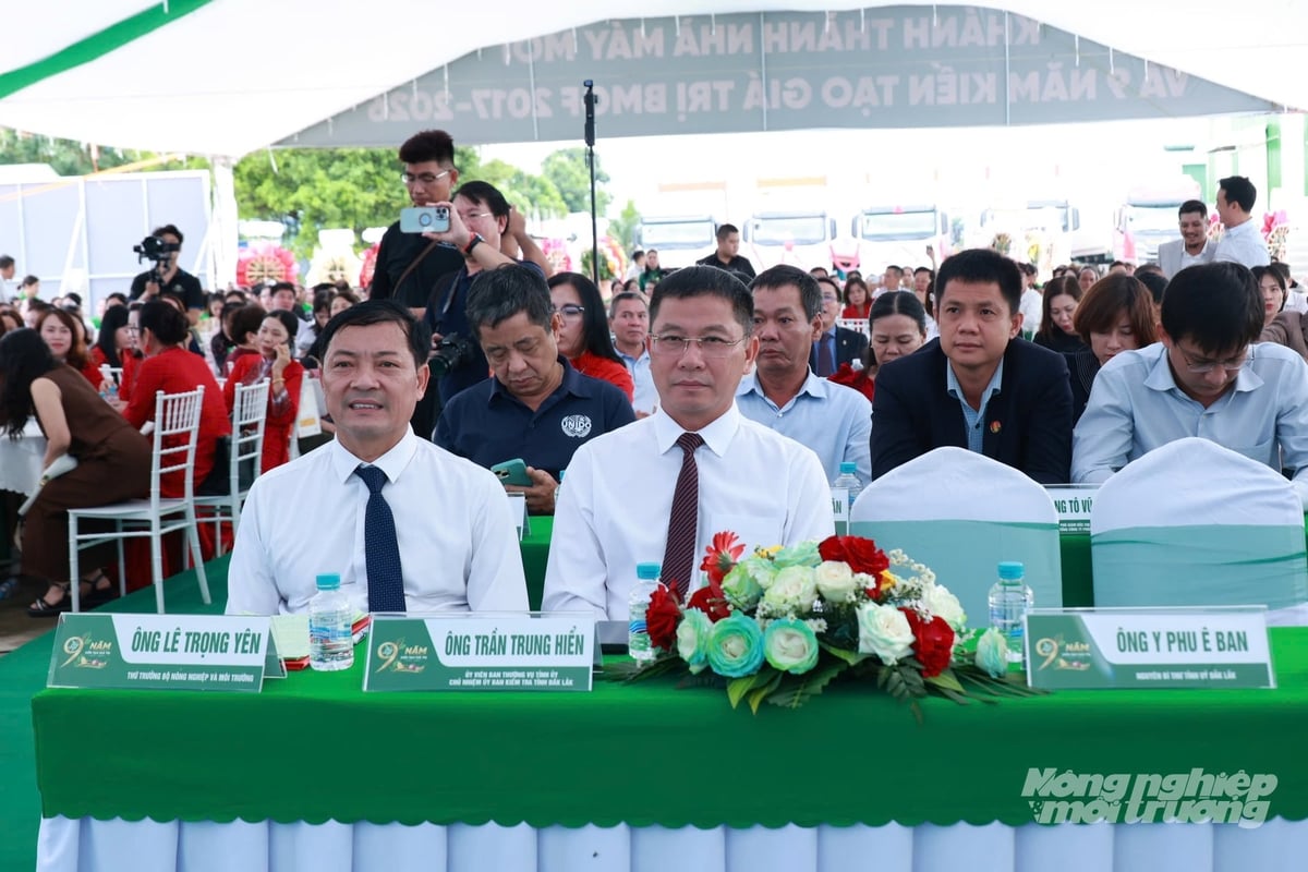 Thứ trưởng Bộ Nông nghiệp và Môi trường Lê Trọng Yên cùng các đại biểu tham dự lễ khánh thành nhà máy chế biến sầu riêng tại xã Cư Jút, tỉnh Lâm Đồng. Ảnh: Nhật Tiến.