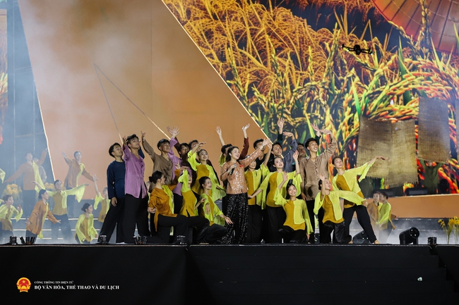 Quan điểm mới về x&acirc;y dựng, ph&aacute;t triển văn h&oacute;a, con người Việt Nam trong Dự thảo Văn kiện Đại hội XIV của Đảng - Ảnh 2.