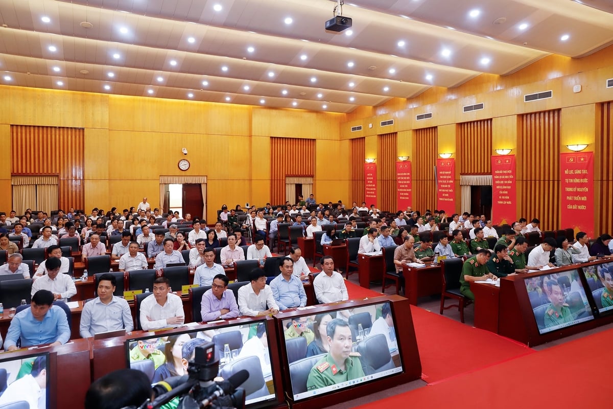 Bộ trưởng Trần Đức Thắng cho rằng, mục tiêu không dừng lại ở khối lượng dữ liệu được làm giàu, làm sạch, mà là xây dựng một hệ sinh thái dữ liệu đất đai quốc gia hiện đại, bền vững, với toàn bộ khoảng 106 triệu thửa đất trên toàn quốc được quản lý, vận hành theo thời gian thực. Ảnh: Khương Trung. Bộ trưởng Trần Đức Thắng cho rằng, mục tiêu không dừng lại ở khối lượng dữ liệu được làm giàu, làm sạch, mà là xây dựng một hệ sinh thái dữ liệu đất đai quốc gia hiện đại, bền vững, với toàn bộ khoảng 106 triệu thửa đất trên toàn quốc được quản lý, vận hành theo thời gian thực. Ảnh: Khương Trung.