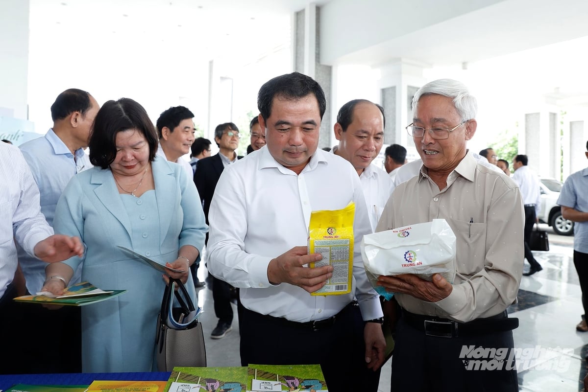 Ông Phạm Thái Bình - Chủ tịch HĐQT Công ty Cổ phần Nông nghiệp Công nghệ cao Trung An giới thiệu các sản phẩm tới Bộ trưởng Trần Đức Thắng tại hội nghị sáng ngày 8/3. Ảnh: Khương Trung.