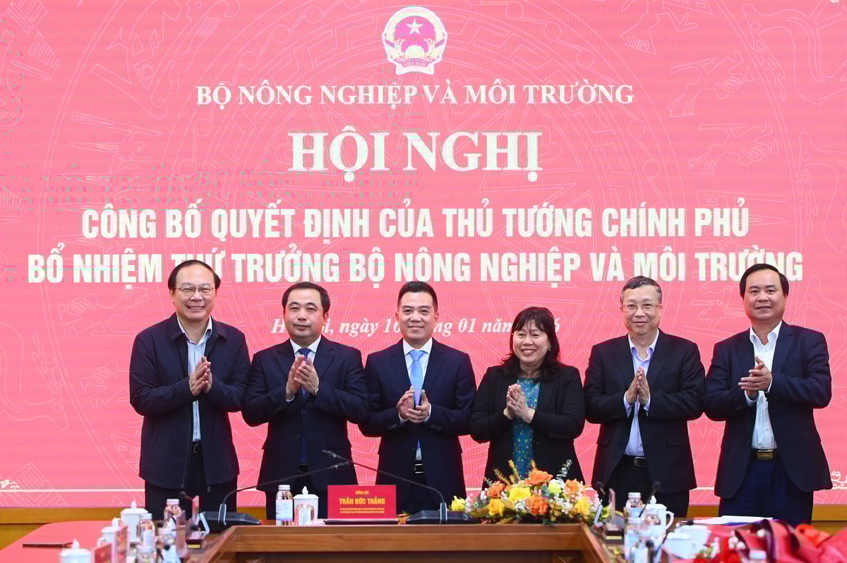 L&atilde;nh đạo Bộ N&ocirc;ng nghiệp v&agrave; M&ocirc;i trường ch&uacute;c mừng Thứ trưởng Đặng Ngọc Điệp. Ảnh: T&ugrave;ng Đinh.