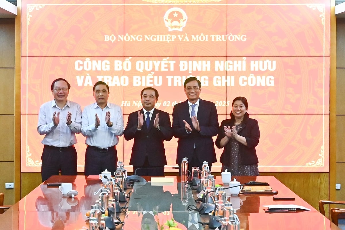 Lãnh đạo Bộ Nông nghiệp và Môi trường tại Lễ Công bố quyết định nghỉ hưu và trao biểu trưng ghi công. Ảnh: Tùng Đinh.