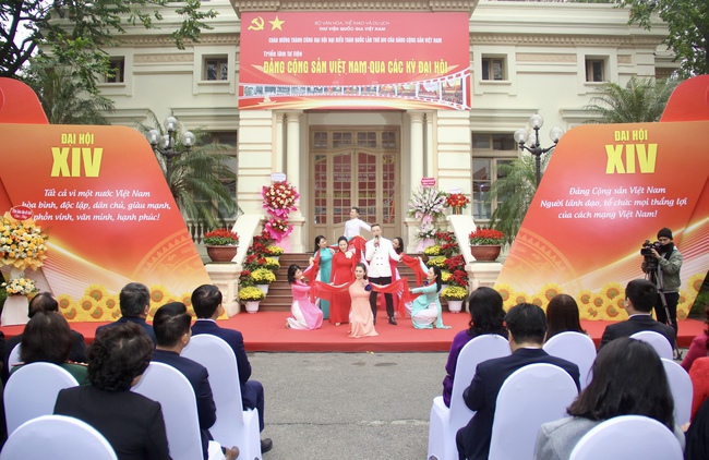Ảnh: Triển l&atilde;m 800 tư liệu &ldquo;Đảng Cộng sản Việt Nam qua c&aacute;c kỳ Đại hội&rdquo; ch&agrave;o mừng th&agrave;nh c&ocirc;ng Đại hội lần thứ XIV của Đảng - Ảnh 13.