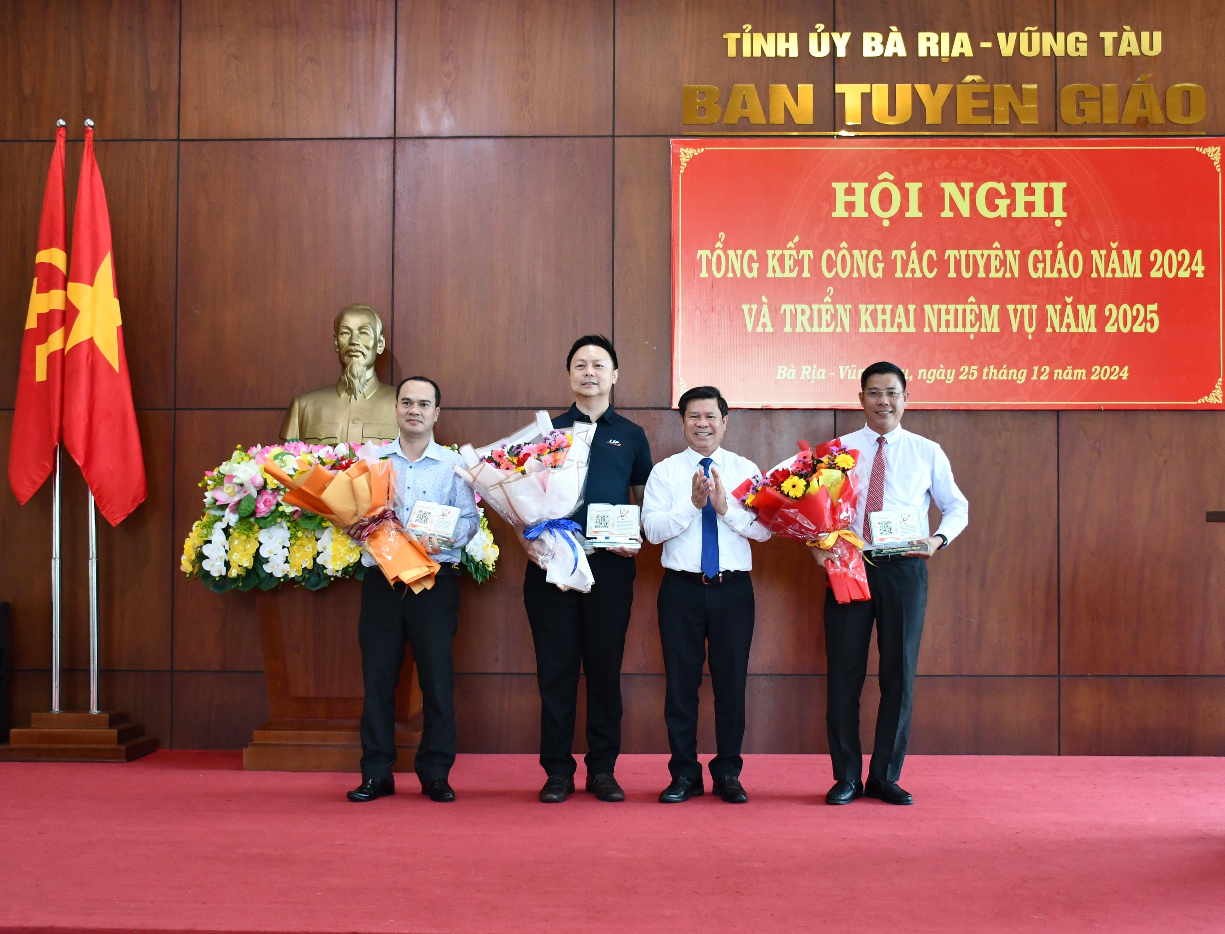 Ông Nguyễn Văn Xinh, Ủy viên Ban Thường vụ Tỉnh ủy, Trưởng Ban Tuyên giáo Tỉnh ủy trao biểu trưng cảm ơn các cơ quan, đơn vị tài trợ thực hiện tủ sách chi bộ điện tử.