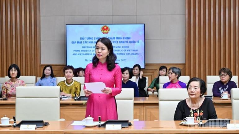 Thứ trưởng Ngoại giao Nguyễn Minh Hằng phát biểu ý kiến tại buổi gặp mặt. ndo_br_anh-8-2257.jpg