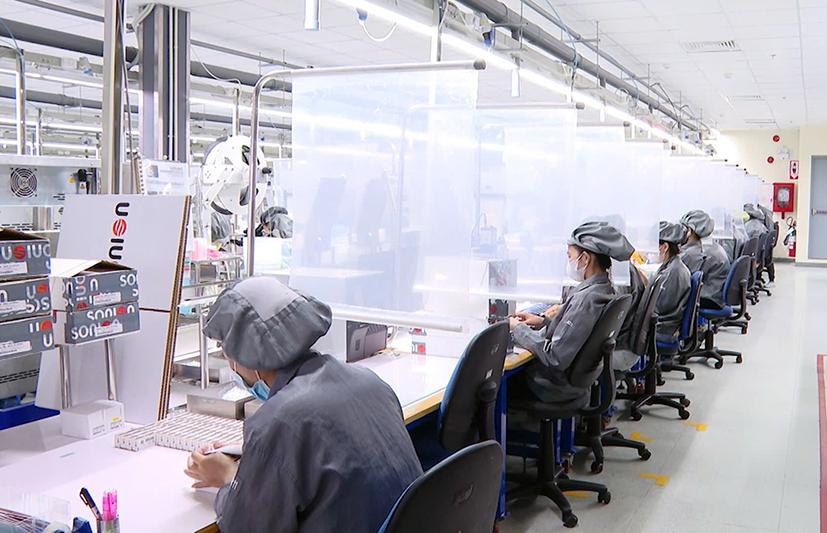 Sản xuất tại nhà máy của Công ty TNHH Novas EZ Việt Nam (Hàn Quốc), một trong những DN sản xuất vi mạch, bo mạch lớn trên địa bàn tỉnh.