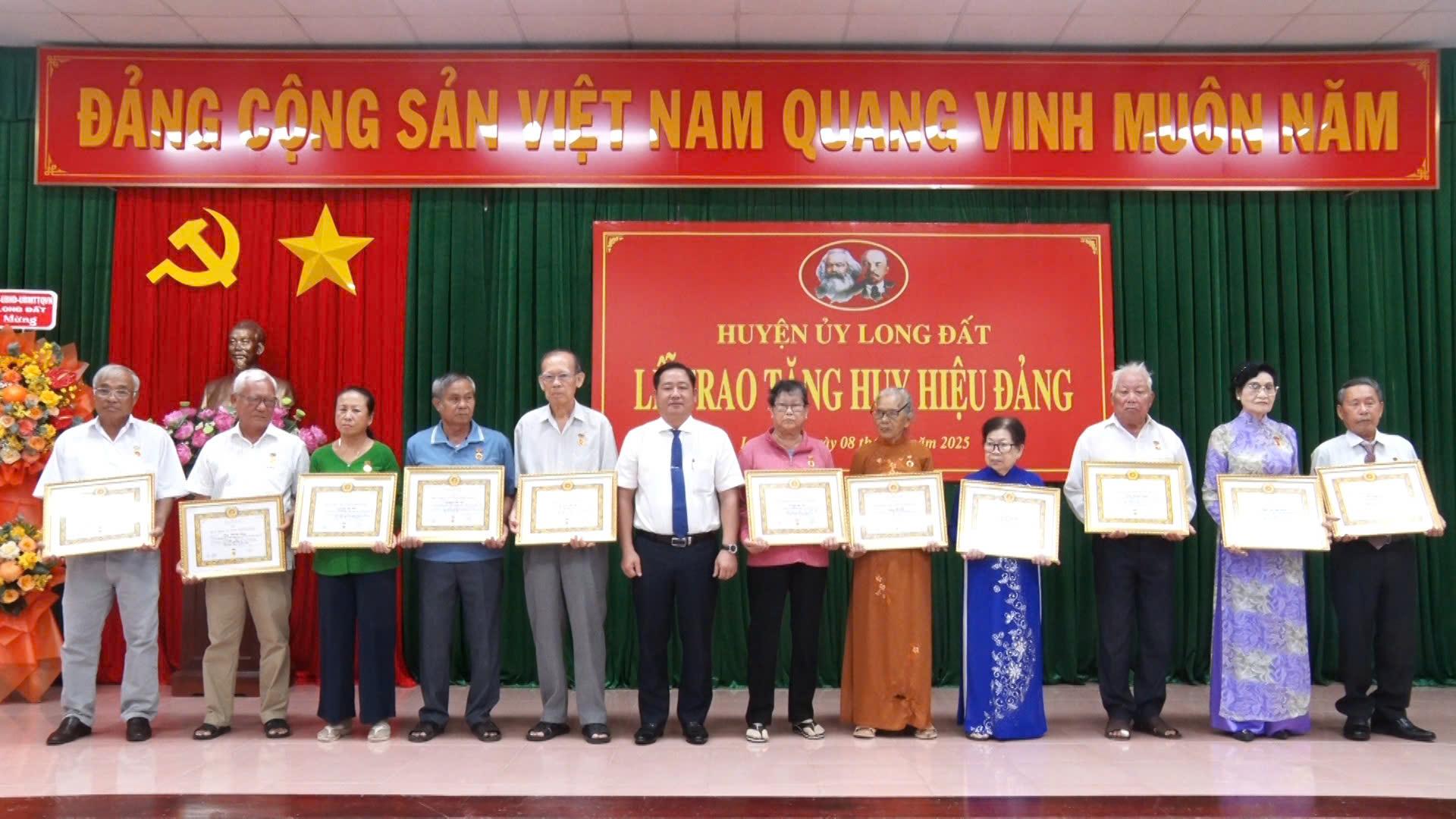 Ông Trần Thanh Hùng, Phó Bí thư Huyện ủy Long Đất trao Huy hiệu 60 năm tuổi Đảng cho các đảng viên.