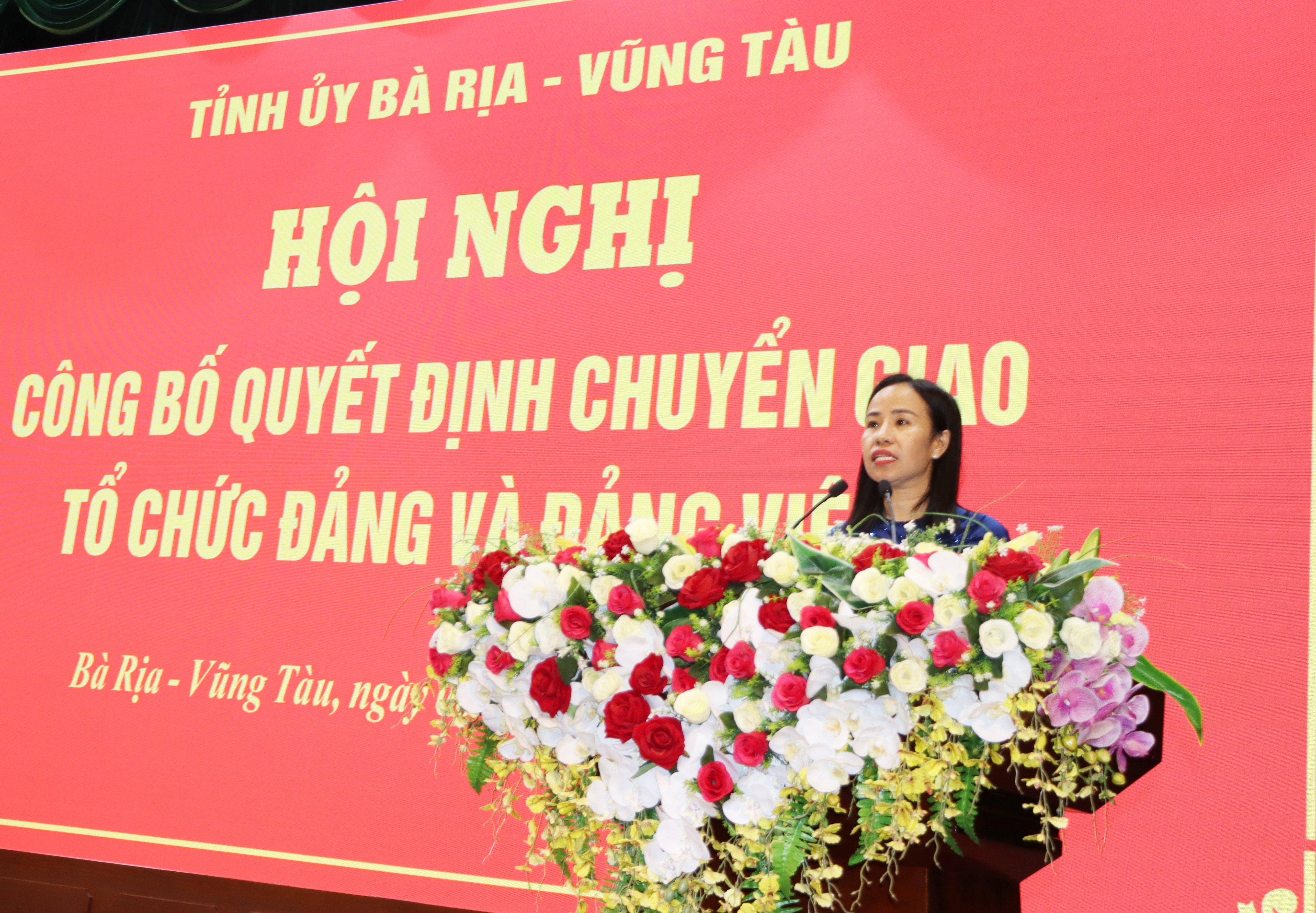 Bà Võ Ngọc Thanh Trúc thông qua các Quyết định của Ban chấp hành đảng bộ tỉnh về việc chuyển giao tổ chức đảng và đảng viên.