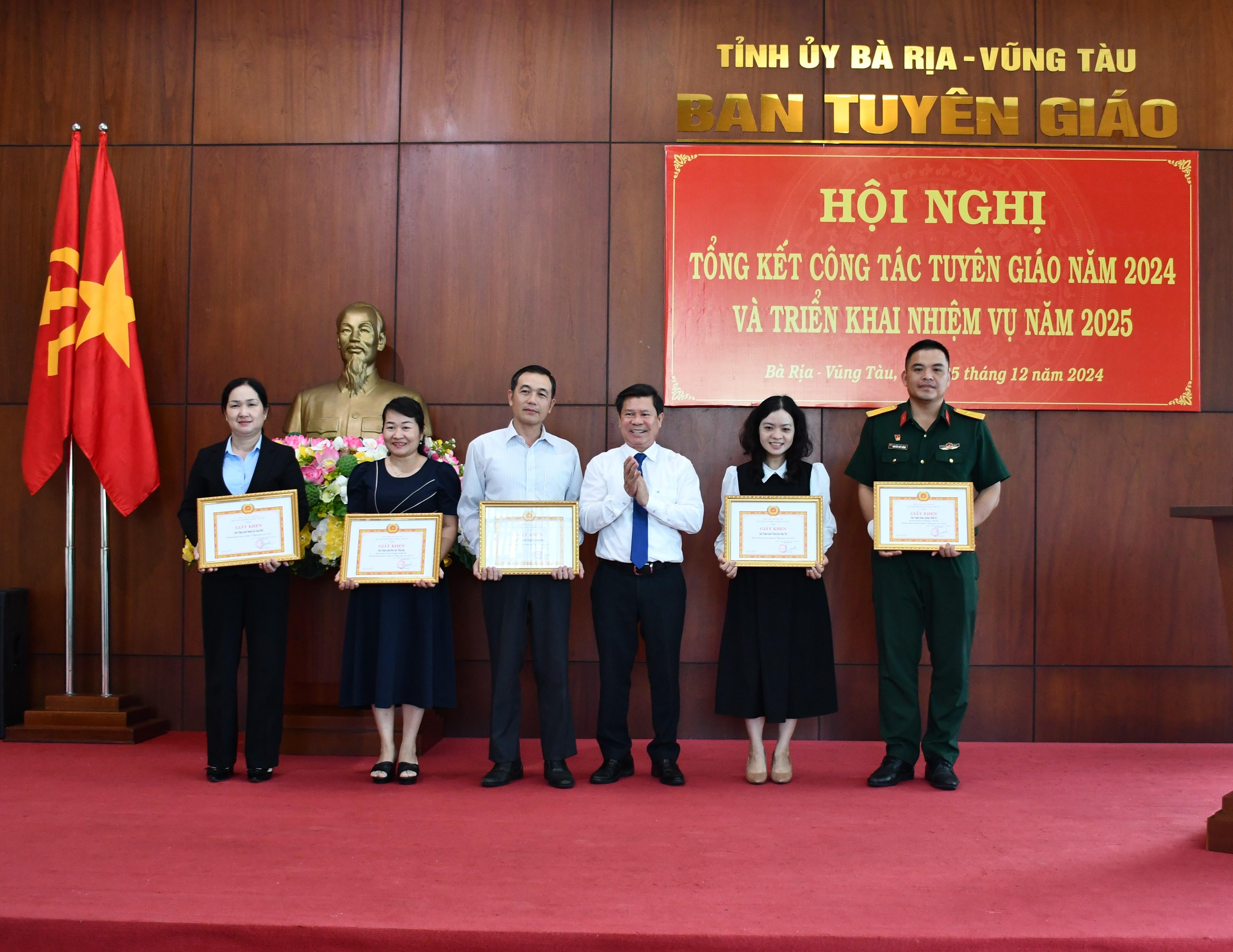 Ông Nguyễn Văn Xinh, Ủy viên Ban Thường vụ Tỉnh ủy, Trưởng Ban Tuyên giáo trao Giấy khen cho các tập thể có thành tích xuất sắc trong công tác tuyên giáo năm 2024.