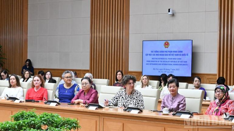 Các nhà ngoại giao nữ quốc tế tham dự buổi gặp mặt. ndo_br_anh-5-1536.jpg