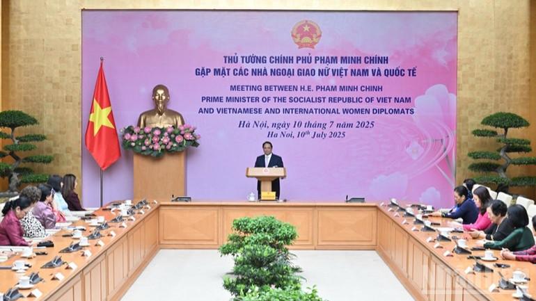 Thủ tướng Phạm Minh Chính đánh giá cao vai trò của các nhà ngoại giao nữ Việt Nam và quốc tế (Ảnh: Trần Hải). ndo_br_anh-9-3357.jpg
