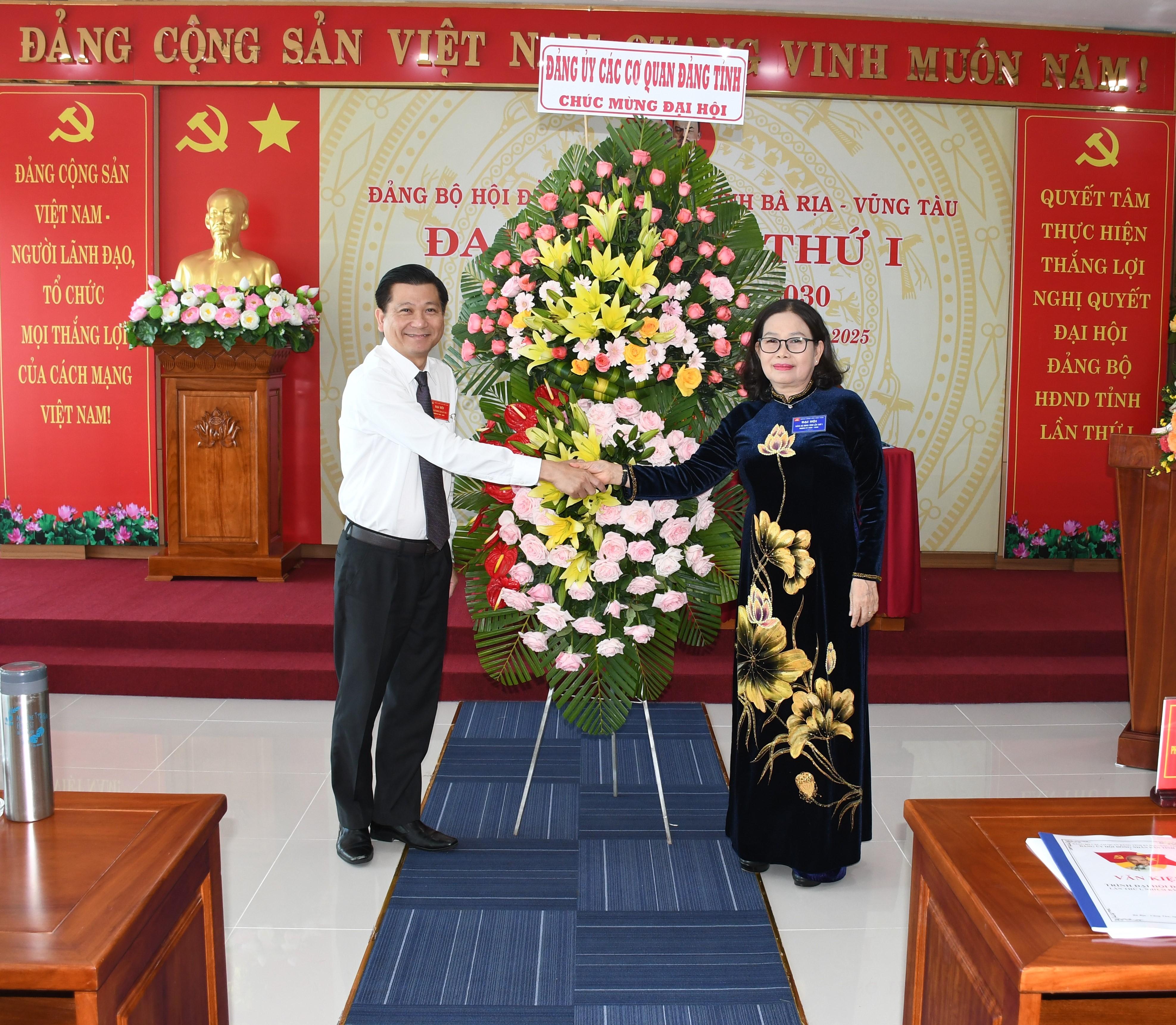 Bà Nguyễn Thị Yến, Phó Bí thư Thường trực Tỉnh ủy, Trưởng đoàn ĐBQH tỉnh, Bí thư Đảng ủy các cơ quan Đảng tỉnh tặng hoa chúc mừng đại hội.