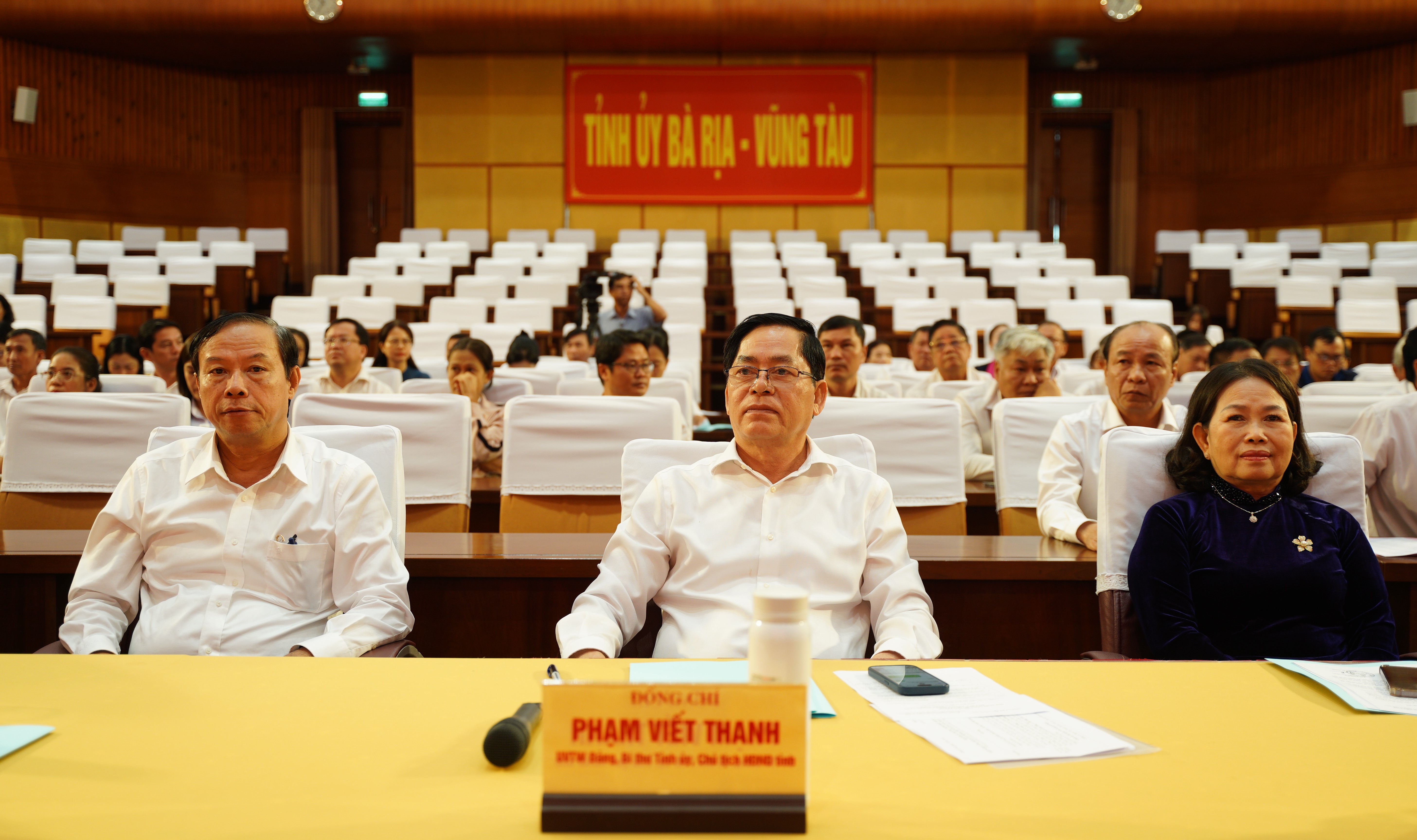 Các đại biểu dự hội nghị.