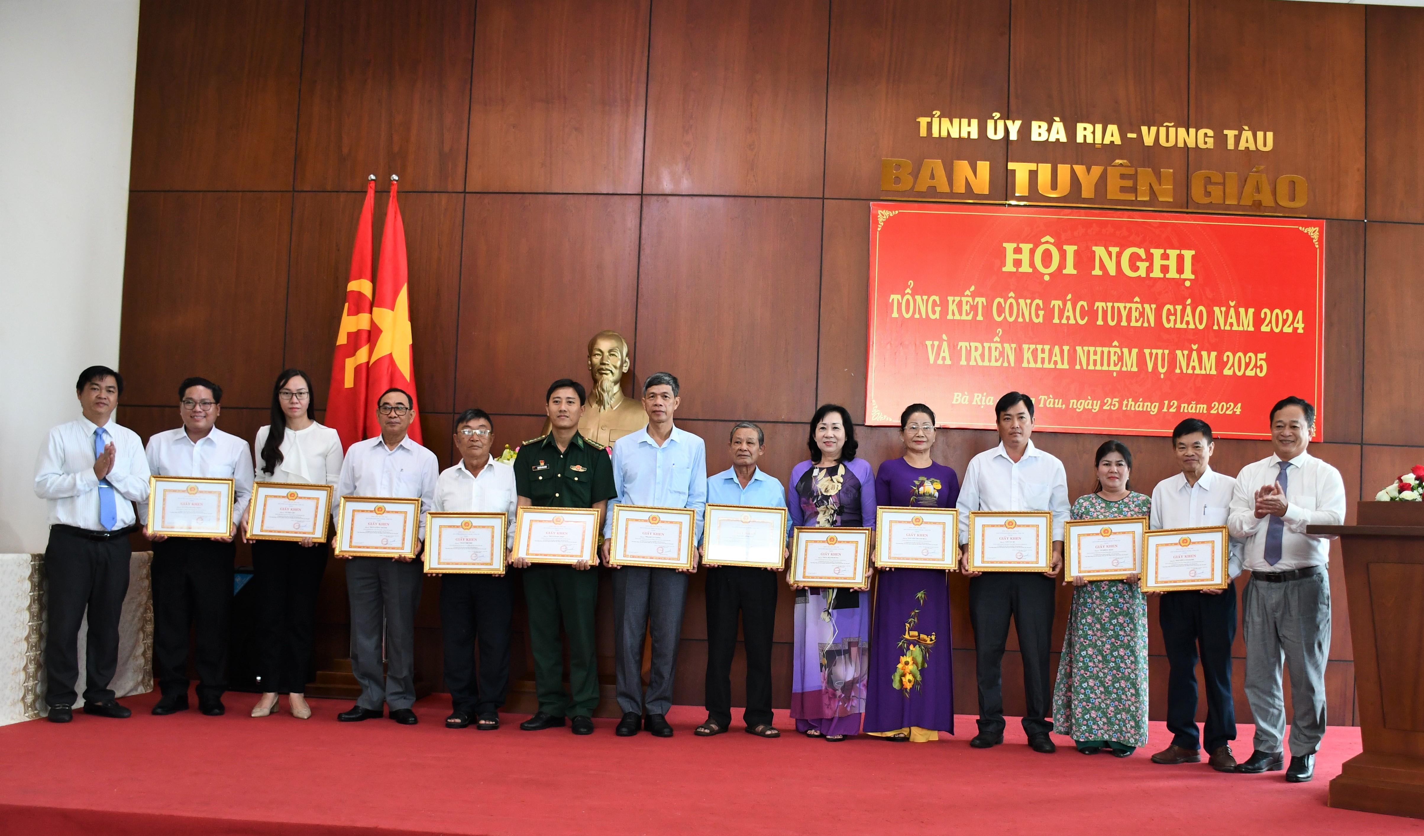 Ông Lê Văn Lâm, Phó Trưởng Ban Thường trực Ban Tuyên giáo Tỉnh ủy và ông Lê Văn Lâm, Phó Trưởng Ban Tuyên giáo Tỉnh ủy trao Giấy khen cho cá nhân có thành tích tiêu biểu trong thực hiện phong trào 