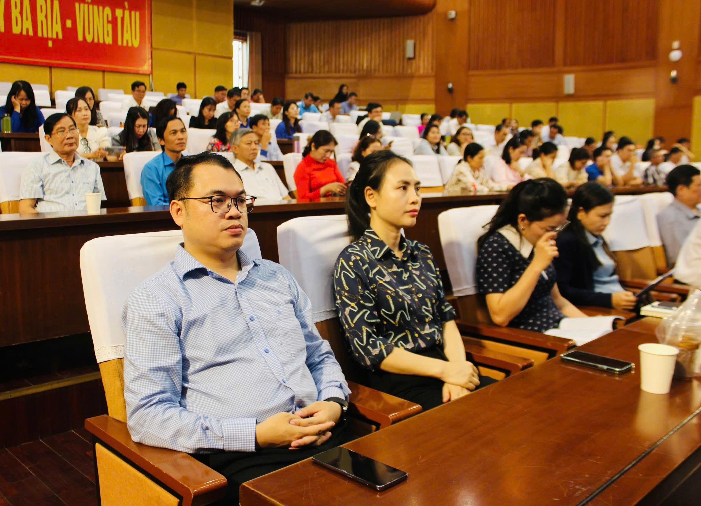 Đại biểu tham dự hội nghị.