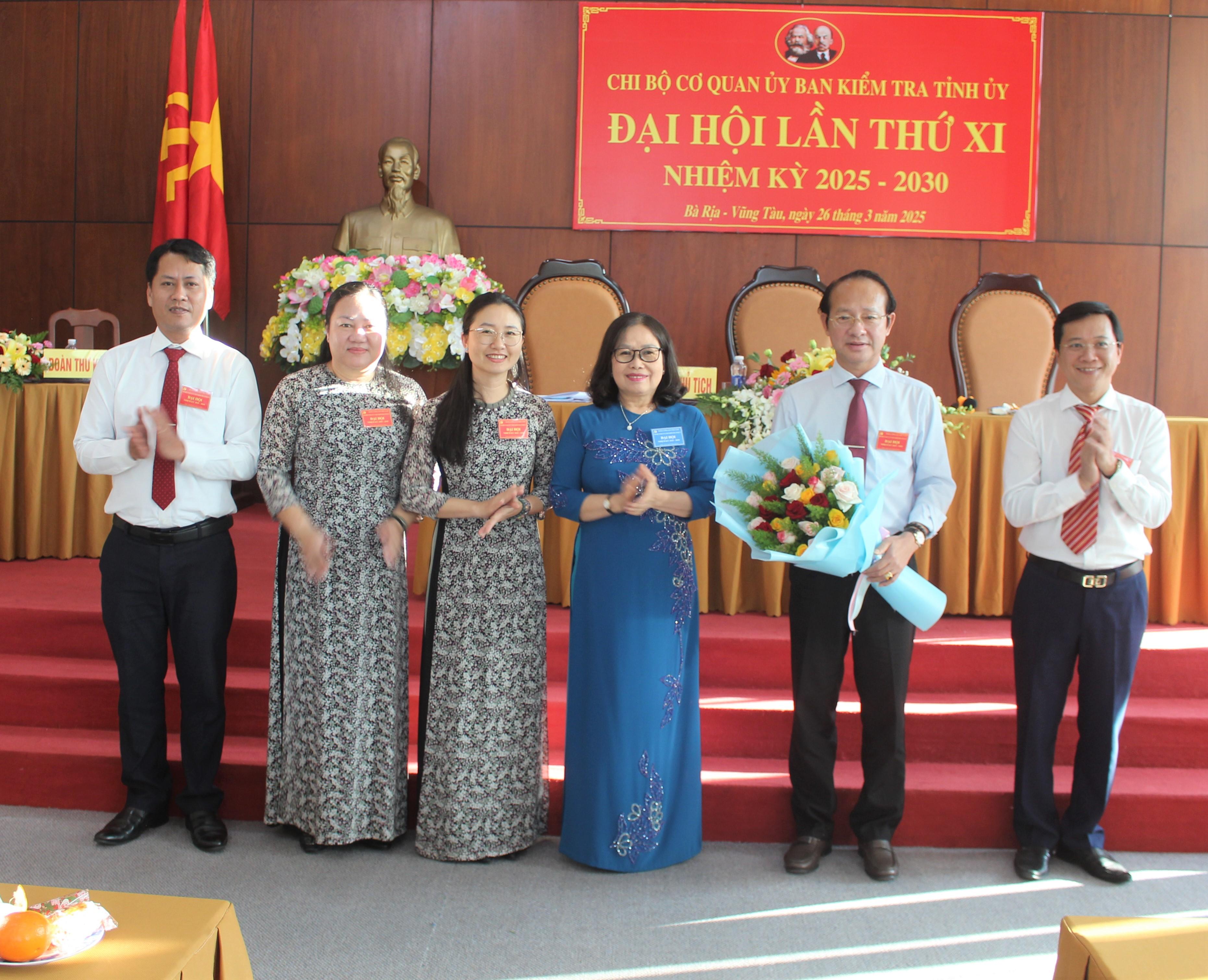 Bà Nguyễn Thị Yến, Phó Bí thư Thường trực Tỉnh ủy, Trưởng đoàn ĐBQH tỉnh, Bí thư Đảng ủy các cơ quan Đảng tỉnh tặng hoa chúc mừng đ.