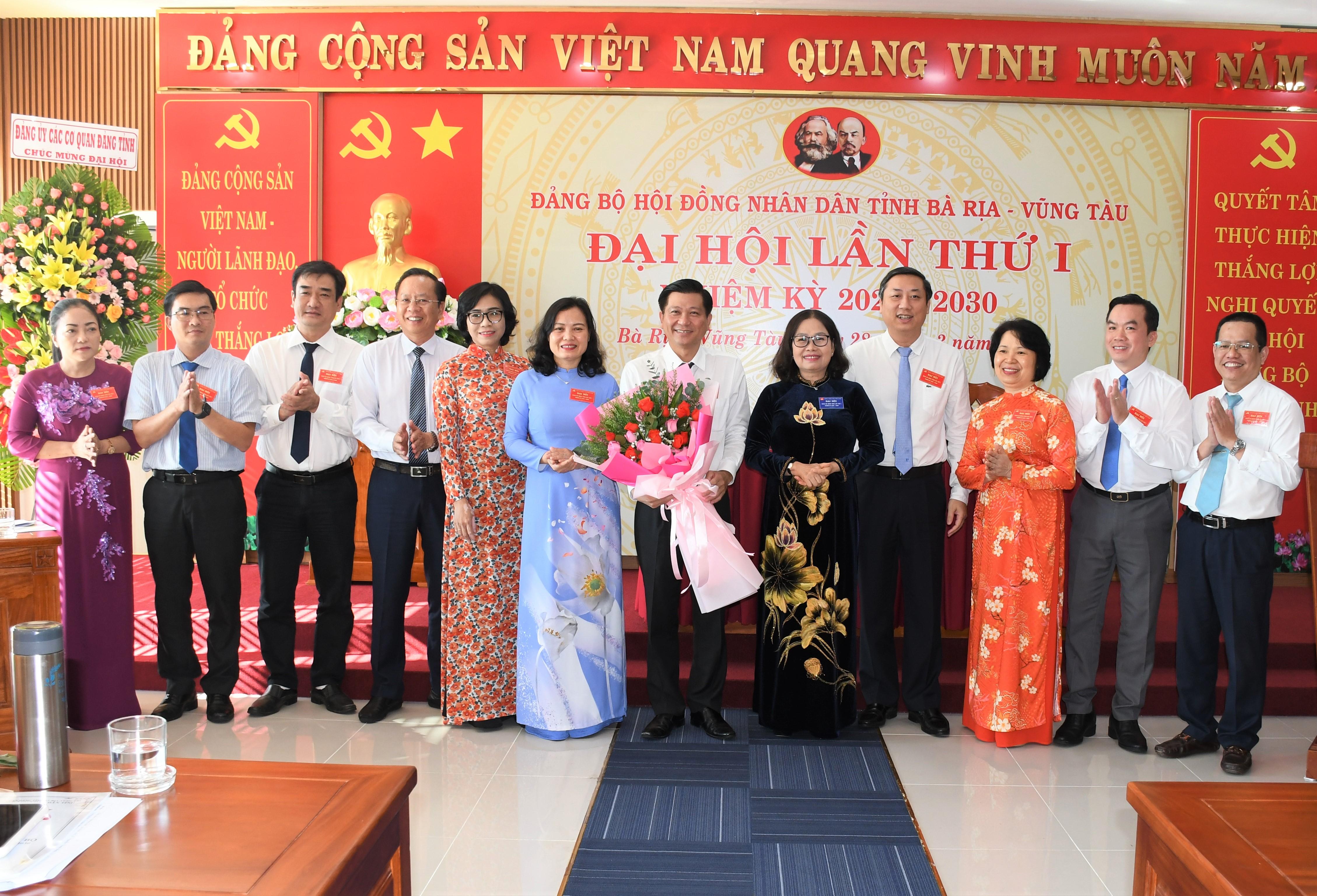 Bà Nguyễn Thị Yến, Phó Bí thư Thường trực Tỉnh ủy, Trưởng đoàn ĐBQH tỉnh, Bí thư Đảng ủy các cơ quan Đảng tỉnh chúc mừng