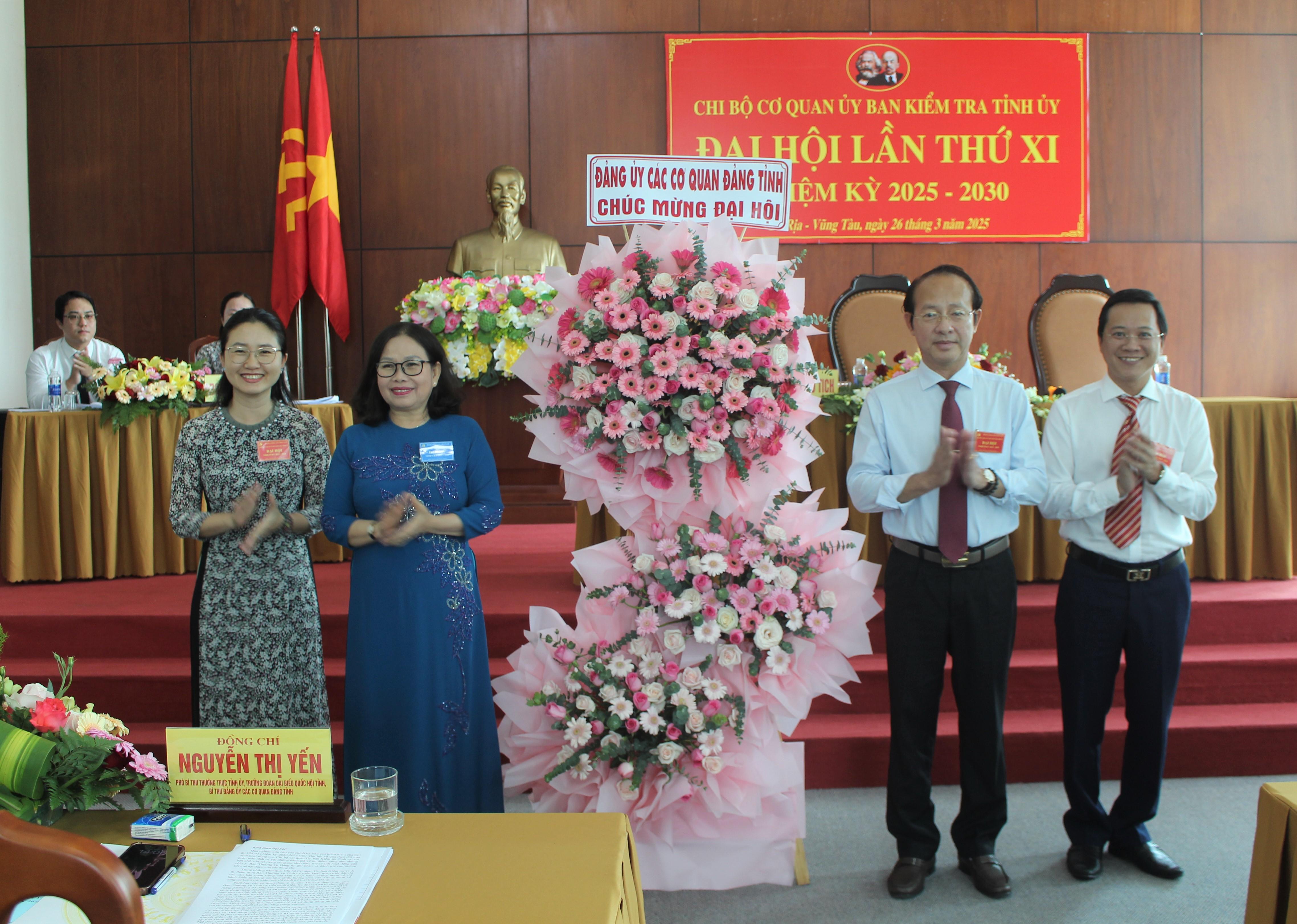 Bà Nguyễn Thị Yến, Phó Bí thư Thường trực Tỉnh ủy, Trưởng đoàn ĐBQH tỉnh, Bí thư Đảng ủy các cơ quan Đảng tỉnh tặng hoa chúc mừng đại hội.