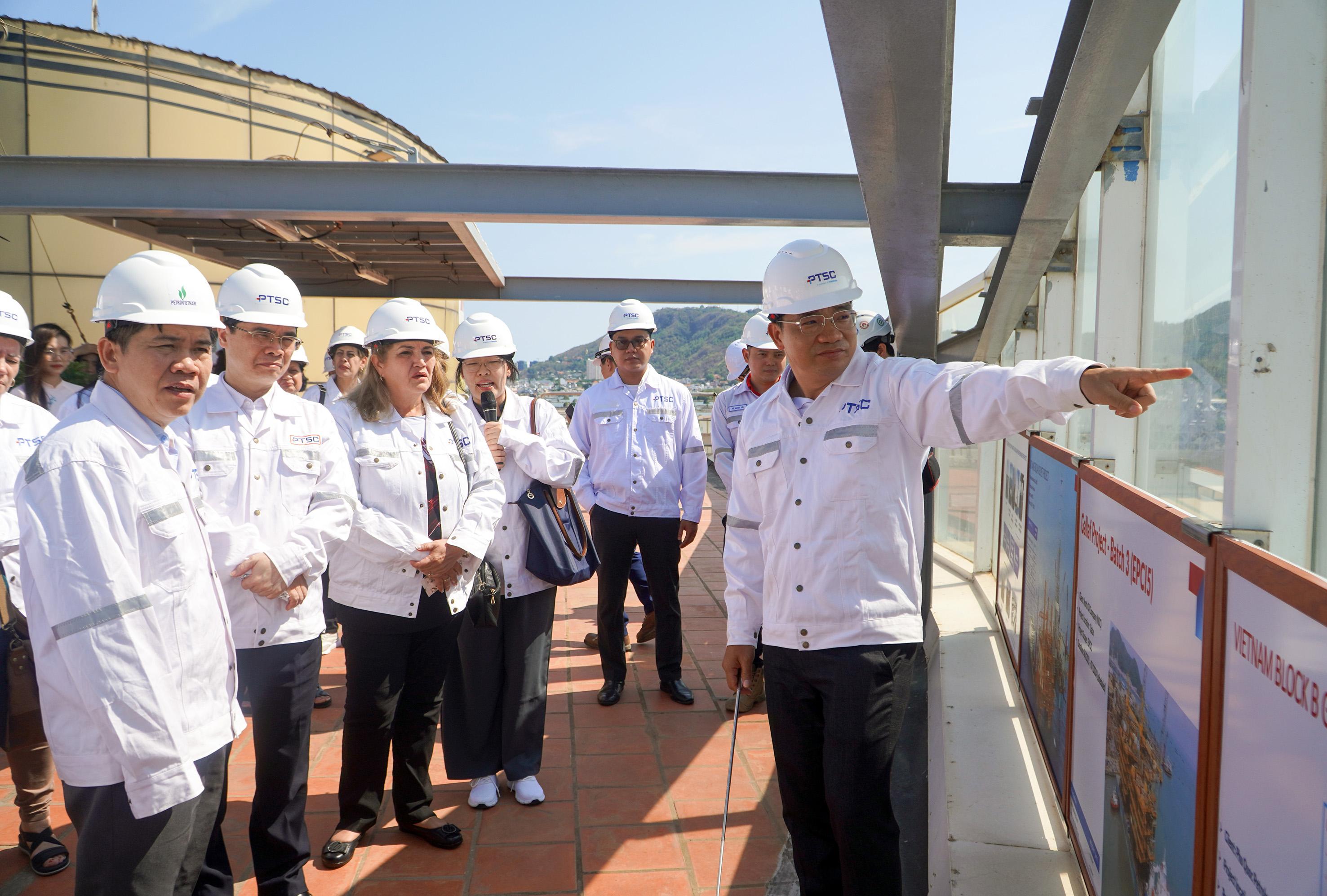 Đại diện PTCS giới thiệu về Trung tâm 