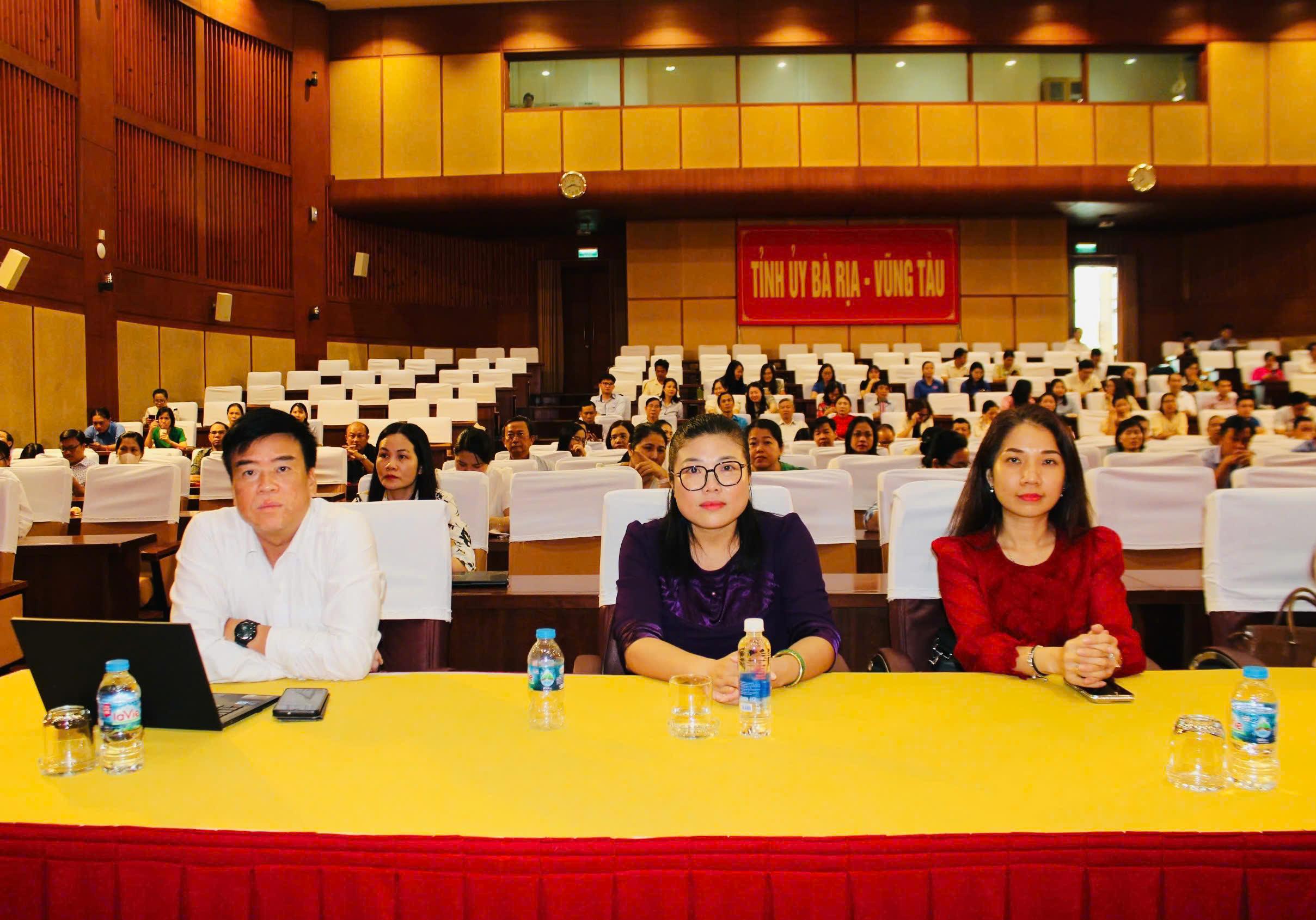 Các báo cáo viên của hội nghị.