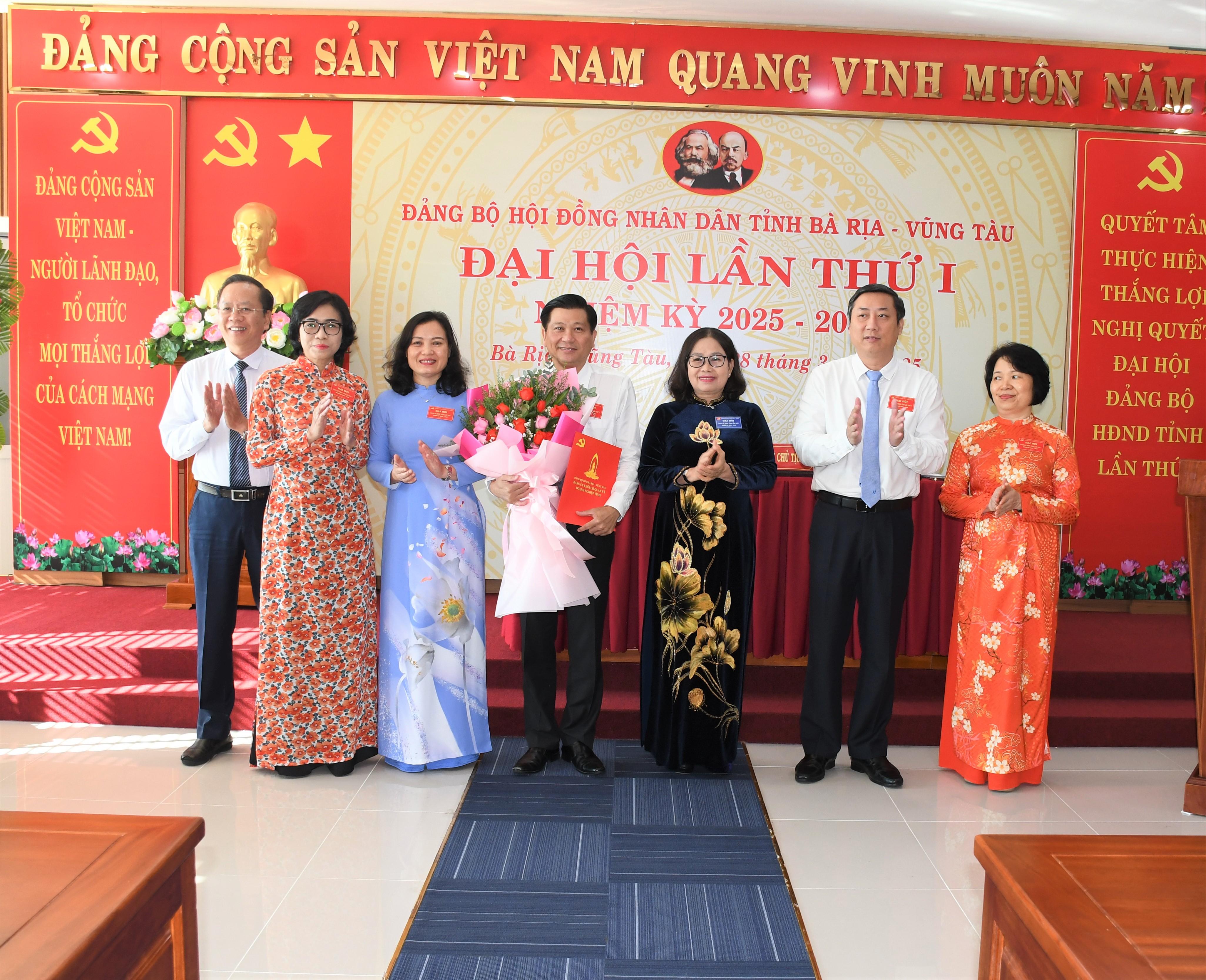 Phó Bí thư Thường trực Tỉnh ủy Nguyễn Thị Yến tặng quà Tết cho người có hoàn cảnh khó khăn.