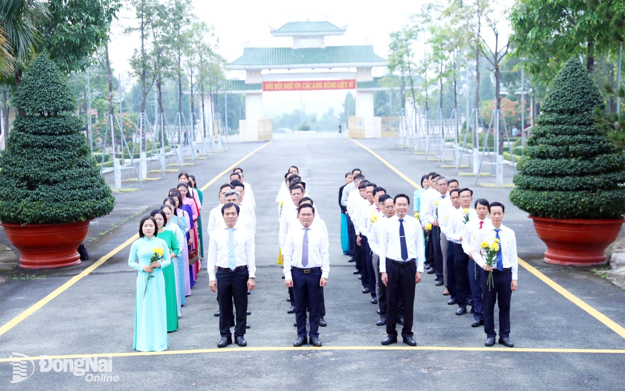 Đoàn đại biểu Hội Nông dân tỉnh tham gia Lễ dâng hương tại Nghĩa trang liệt sĩ tỉnh. Ảnh: Huy Anh