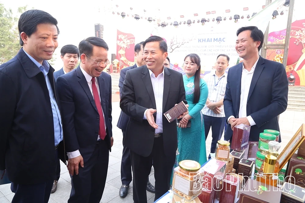 Khai mạc Tuần lễ trưng b&agrave;y, giới thiệu v&agrave; quảng b&aacute; sản phẩm ti&ecirc;u biểu của c&aacute;c Hợp t&aacute;c x&atilde; dịp Tết Nguy&ecirc;n đ&aacute;n 2026