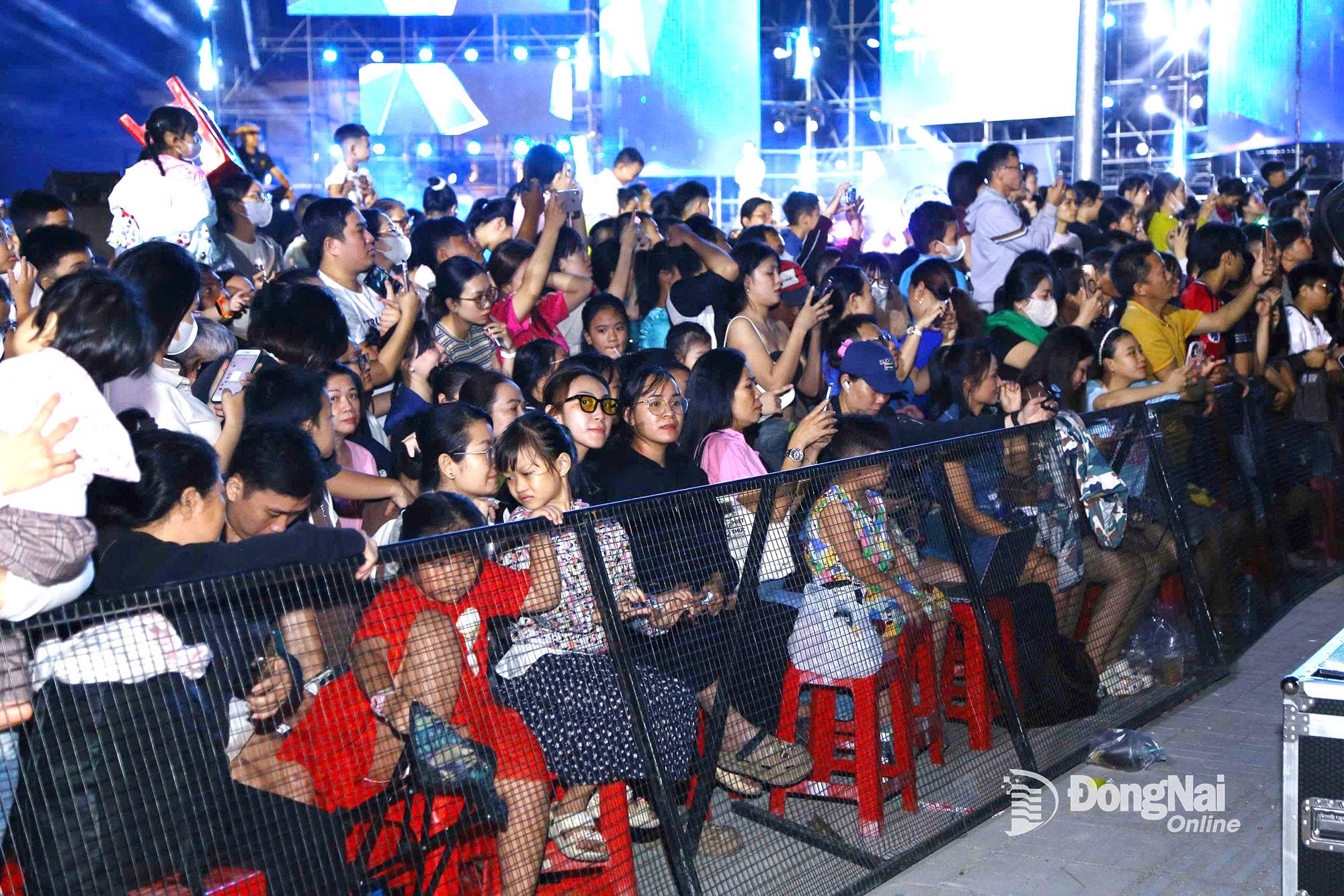 Đ&ocirc;ng đảo kh&aacute;n giả xem biểu diễn flyboard tại phường Trấn Bi&ecirc;n. Ảnh: My Ny