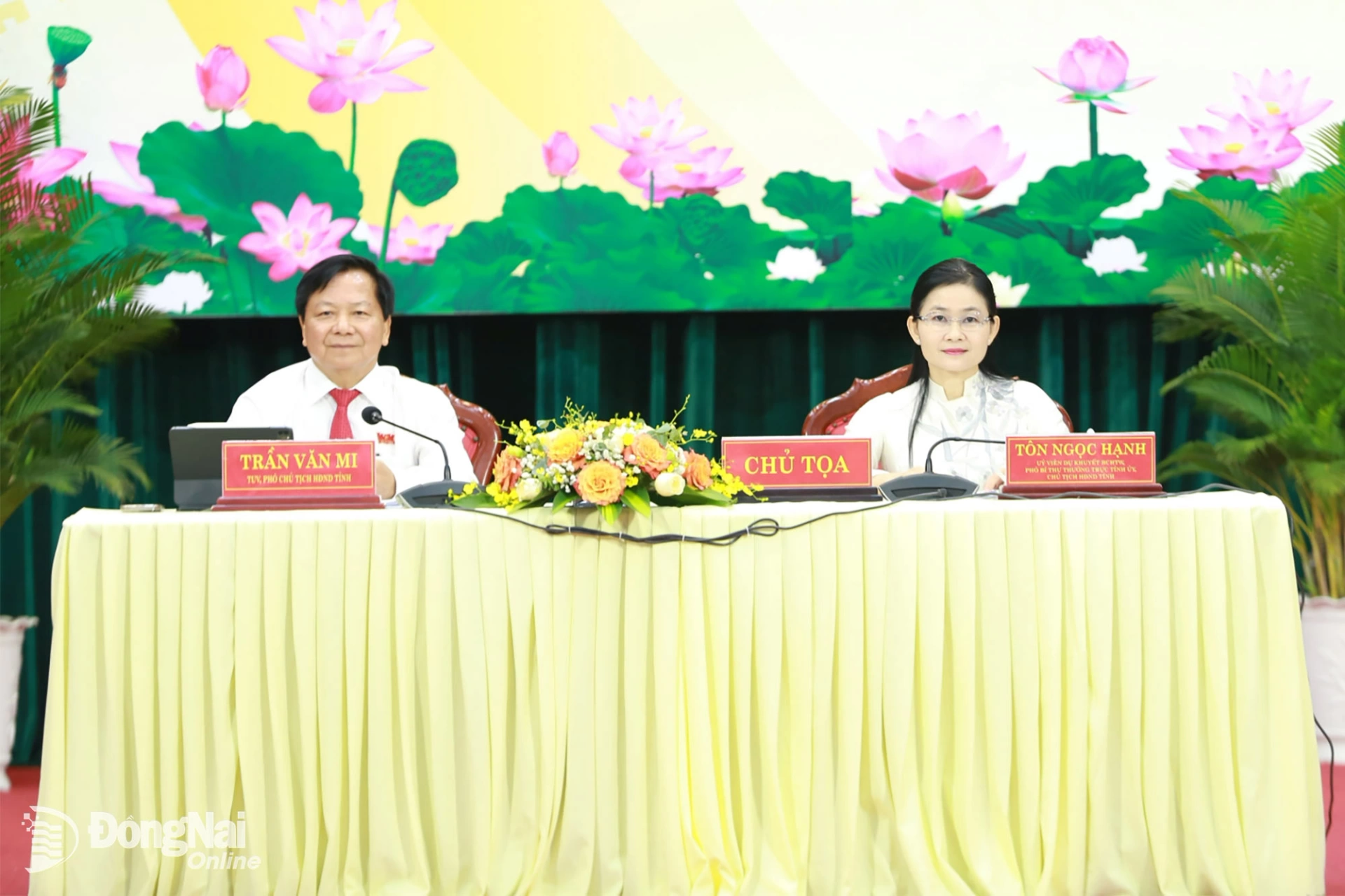 Ủy vi&ecirc;n dự khuyết Trung ương Đảng, Ph&oacute; B&iacute; thư Thường trực Tỉnh ủy, Chủ tịch HĐND tỉnh Đồng Nai T&ocirc;n Ngọc Hạnh v&agrave; Tỉnh ủy vi&ecirc;n, Ph&oacute; Chủ tịch HĐND tỉnh&nbsp;Đồng Nai Trần Văn Mi điều h&agrave;nh kỳ họp.&nbsp;Ảnh: Huy Anh