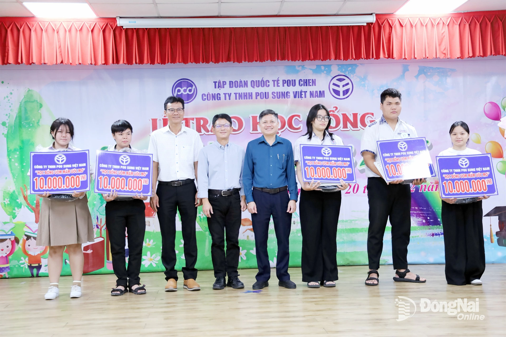 Trao học bổng cho c&aacute;c em học sinh học lực kh&aacute;, giỏi c&oacute; ho&agrave;n cảnh gia đ&igrave;nh đặc biệt kh&oacute; khăn. Ảnh: Thu Bồn