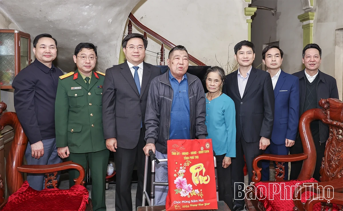 Chủ tịch UBND tỉnh Trần Duy Đ&ocirc;ng thăm, tặng qu&agrave; Tết gia đ&igrave;nh người c&oacute; c&ocirc;ng tại x&atilde; B&igrave;nh Nguy&ecirc;n