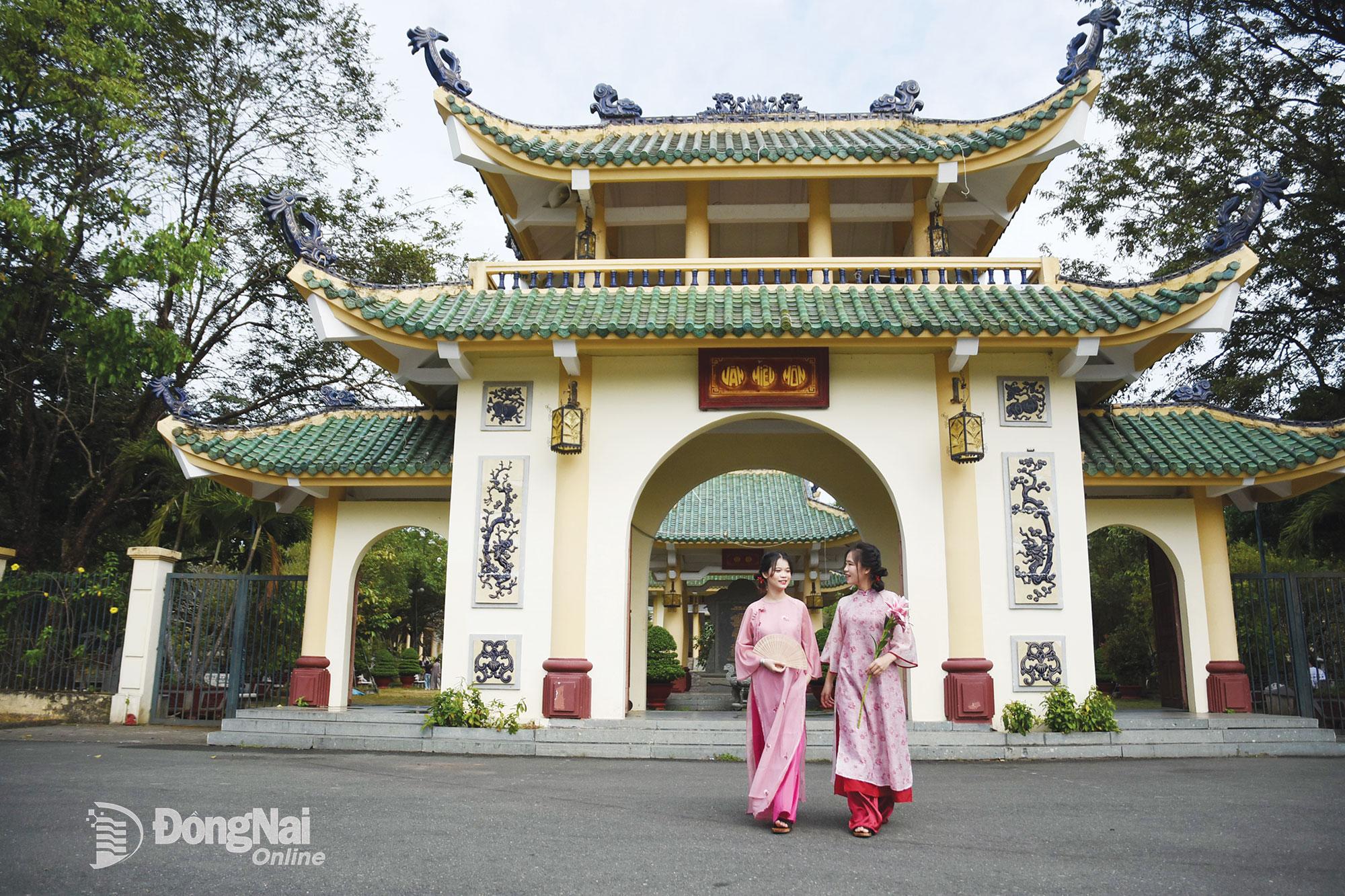 Văn miếu Trấn Bi&ecirc;n được nhiều bạn trẻ t&igrave;m đến để thực hiện c&aacute;c bộ ảnh Tết.    