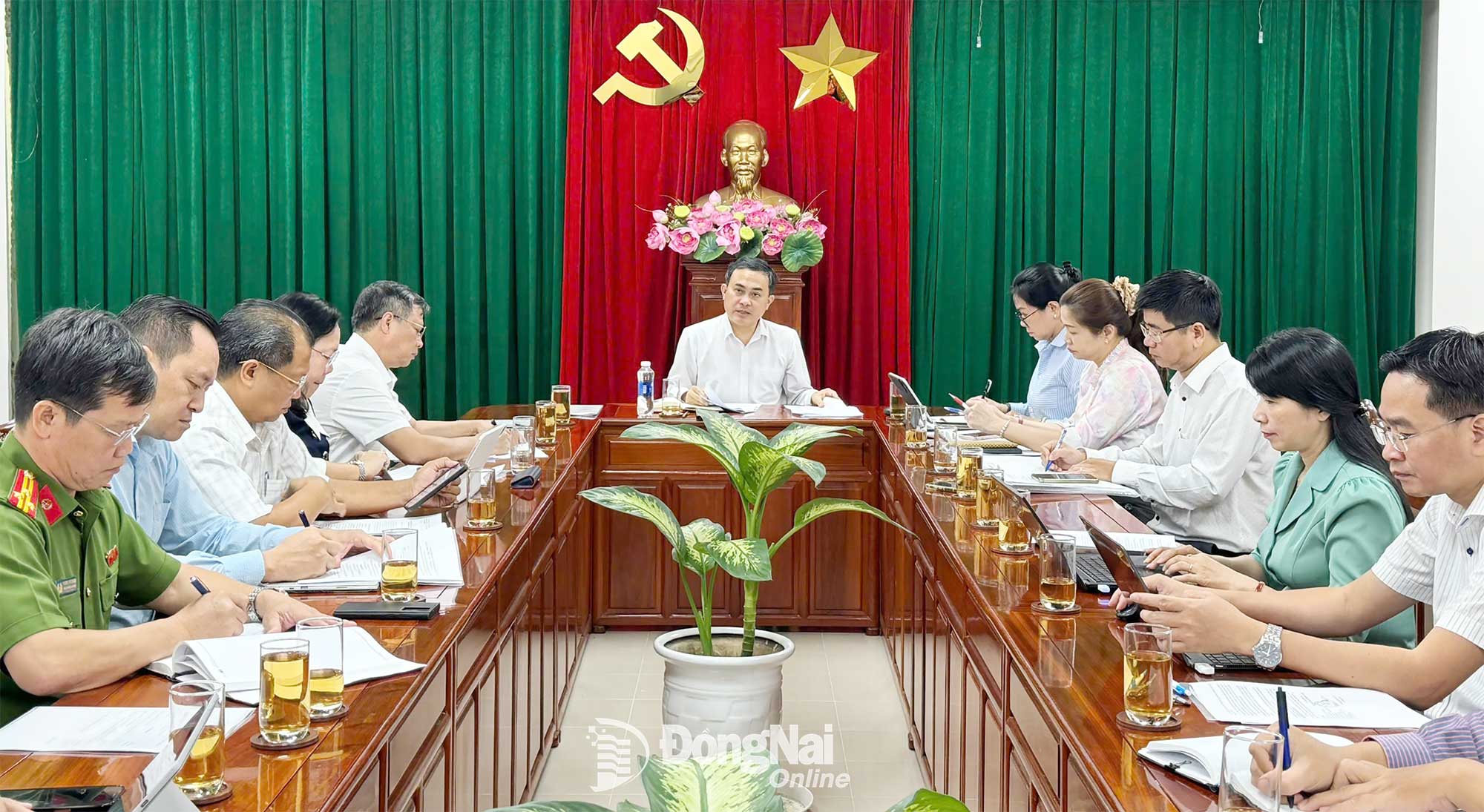 Ủy viên Ban Thường vụ Tỉnh ủy, Phó Chủ tịch UBND tỉnh Đồng Nai Lê Trường Sơn đề nghị các sở, ngành đẩy mạnh đấu tranh chống hàng gian, hàng giả, buôn lậu trên lĩnh vực y tế tại cuộc họp Ban chỉ đạo liên ngành về an toàn thực phẩm tỉnh Đồng Nai. Ảnh: Hạnh Dung