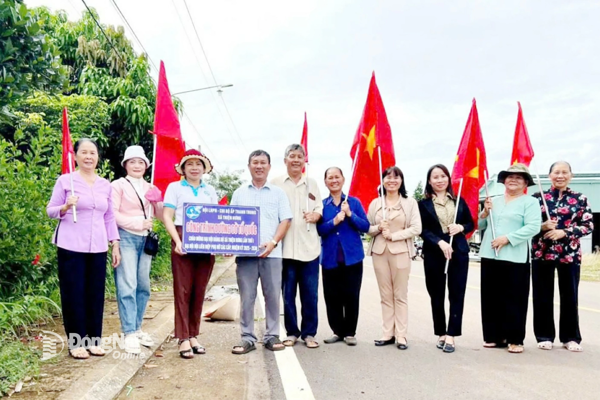 Cán bộ, nhân dân và hội viên phụ nữ xã Thiện Hưng và các đơn vị phối hợp làm dân vận chào mừng thành công Đại hội Đảng bộ tỉnh Đồng Nai lần thứ I và chào mừng Ngày Truyền thống công tác dân vận. Ảnh: Như Tình