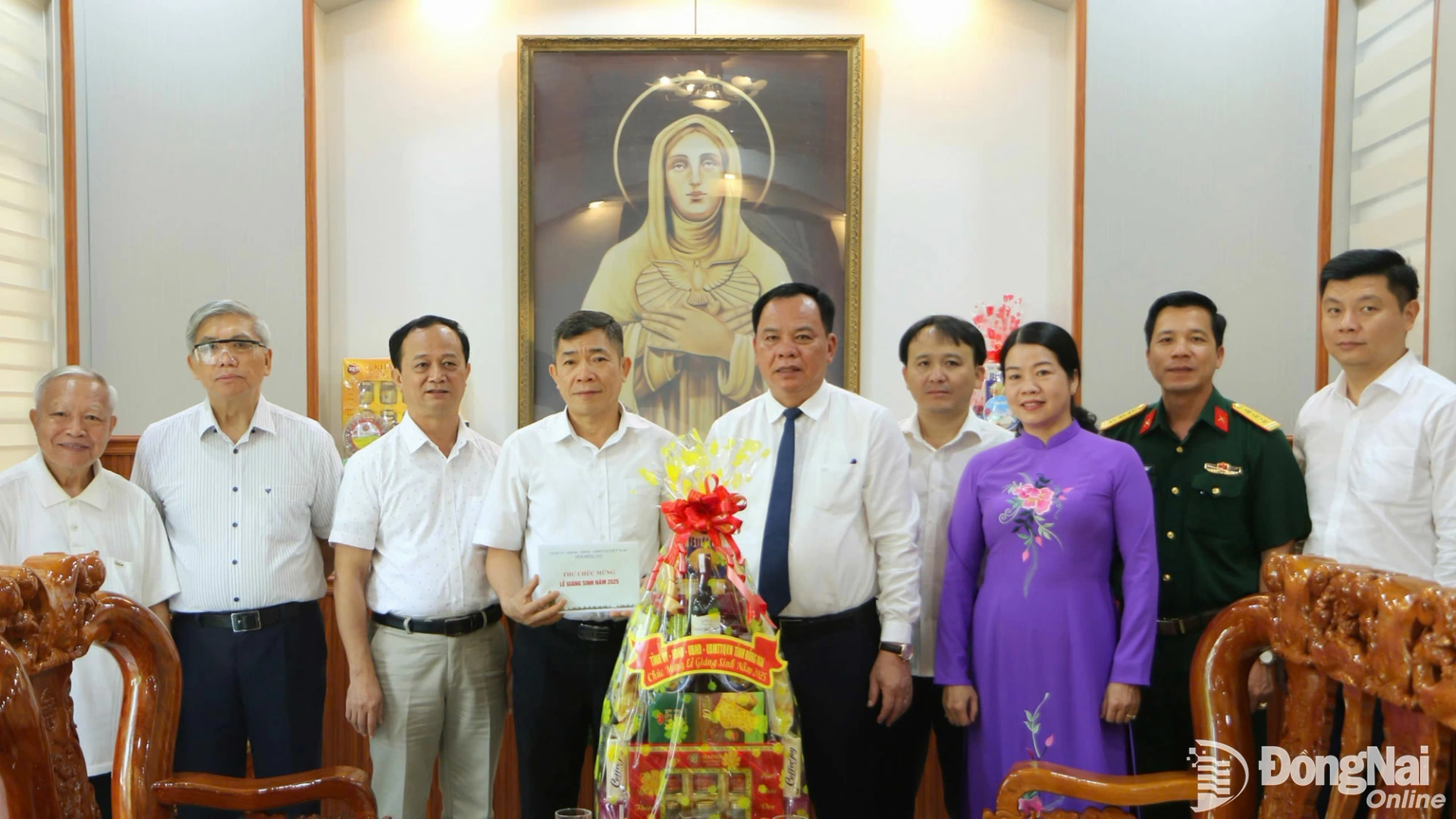 Đồng ch&iacute; V&otilde; Tấn Đức, Ph&oacute; B&iacute; thư Tỉnh ủy Đồng Nai c&ugrave;ng c&aacute;c th&agrave;nh vi&ecirc;n trong đo&agrave;n tặng qu&agrave; ch&uacute;c mừng Gi&aacute;ng sinh năm 2025 đến D&ograve;ng Trợ thế Th&aacute;nh&nbsp;Gioan Thi&ecirc;n Ch&uacute;a. Ảnh: Văn Truy&ecirc;n  
