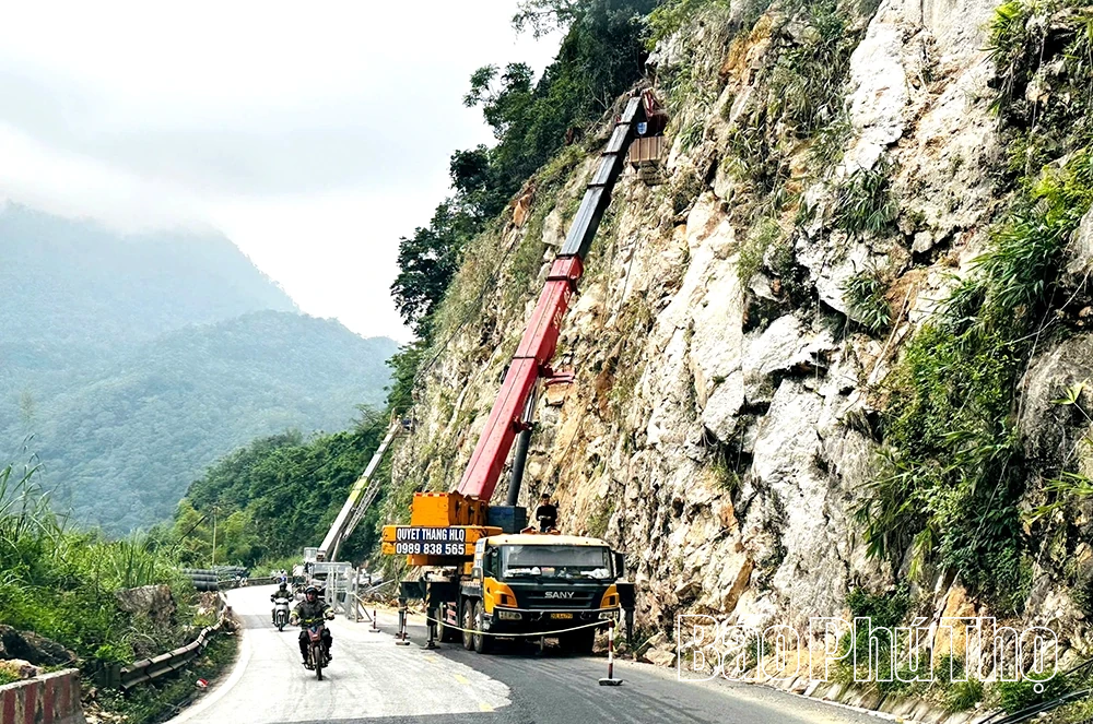 Khắc phục điểm sạt lở tr&ecirc;n đ&egrave;o Thung Khe, bảo đảm an to&agrave;n Quốc lộ 6