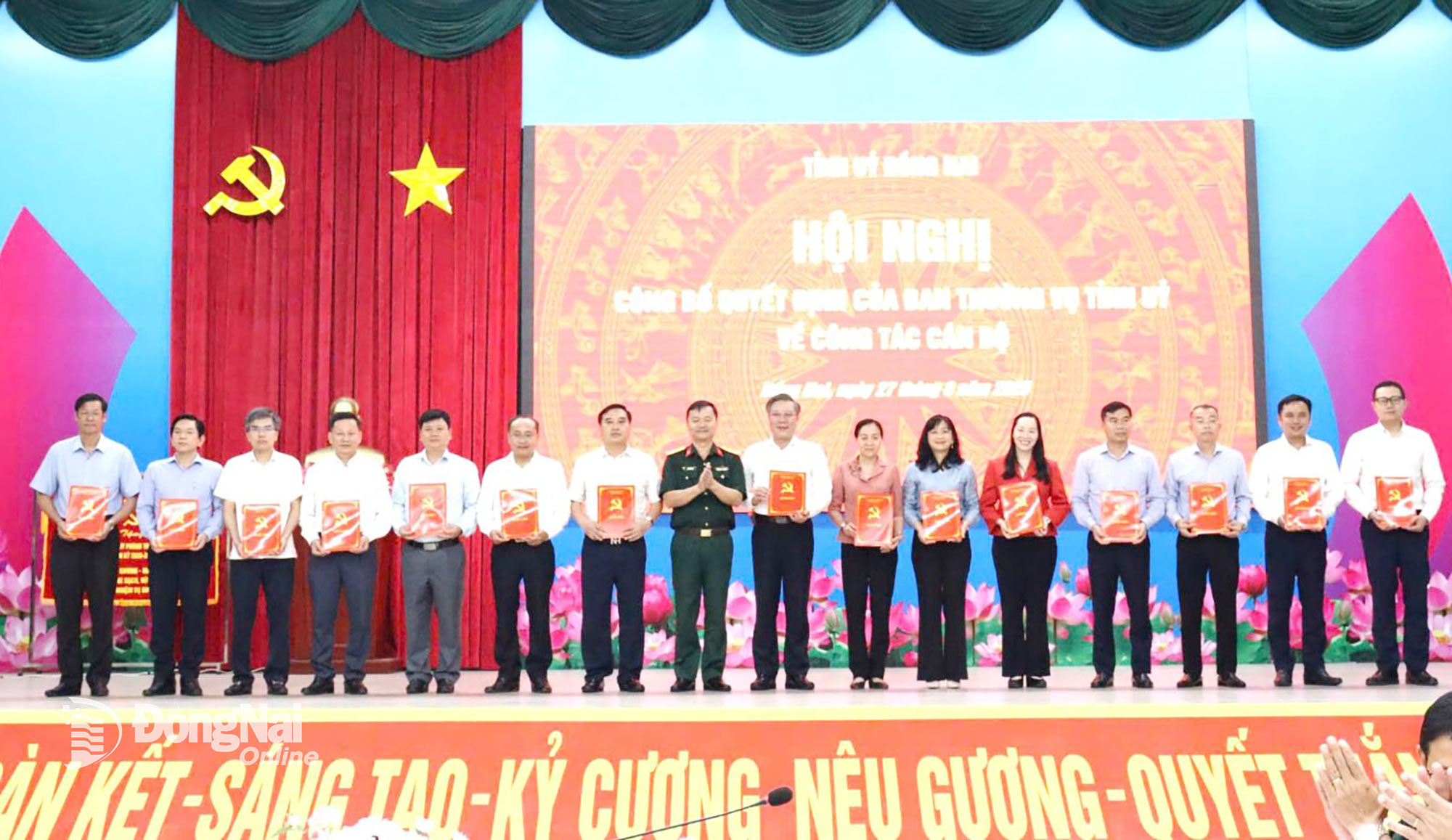 Đại tá Bùi Đăng Ninh, Tỉnh ủy viên, Phó Bí thư Thường trực Đảng ủy Quân sự tỉnh Đồng Nai, trao quyết định cho các đồng chí Bí thư Đảng ủy các xã, phường trong tỉnh. Ảnh: ĐVCC