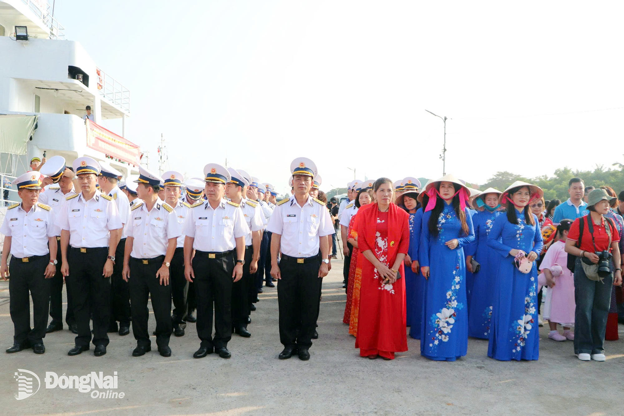 Đại biểu v&agrave; c&aacute;n bộ, chiến sĩ l&agrave;m lễ trước giờ xuất ph&aacute;t. Ảnh: Ngọc Li&ecirc;n