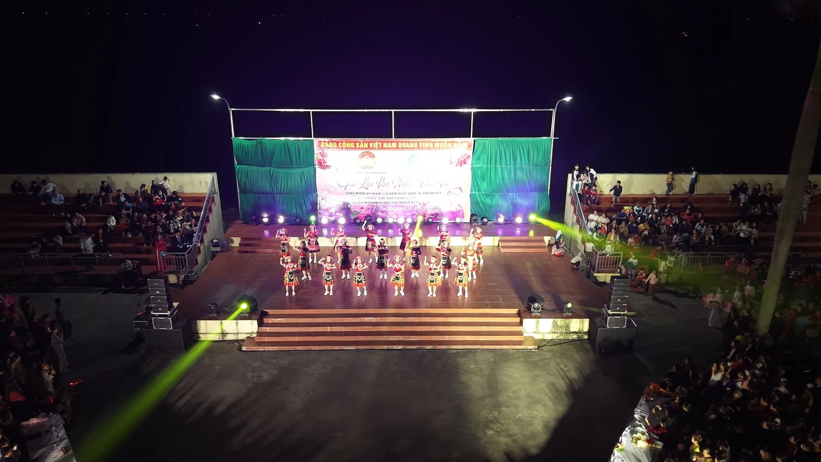 Giao lưu văn nghệ, dân vũ chào mừng Ngày Quốc tế Phụ nữ 8/3